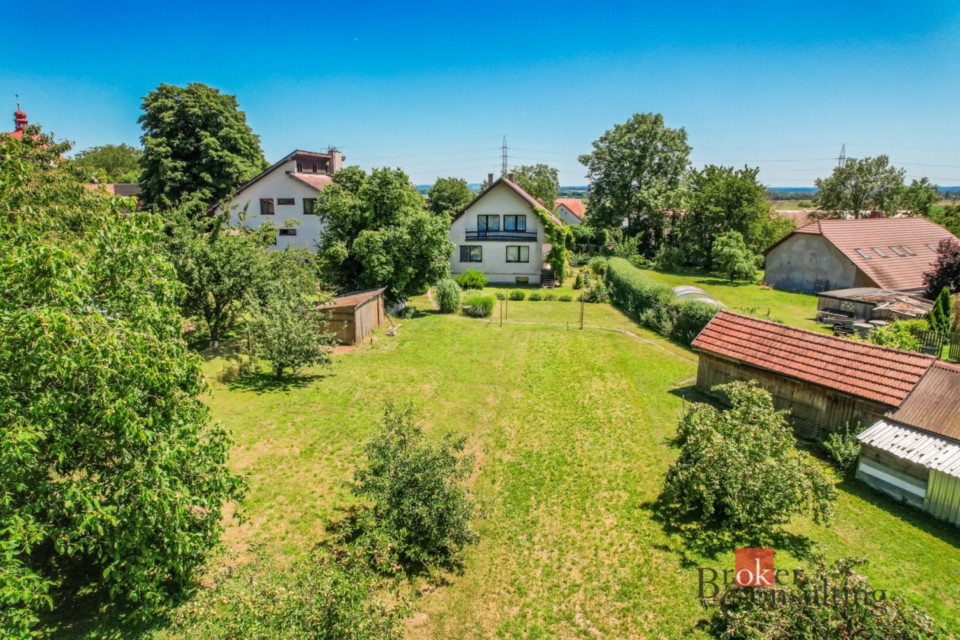 Rodinný dům se dvěma bytovými jednotkami a velkým pozemkem – 1860 m², klidná lokalita – Sendražice