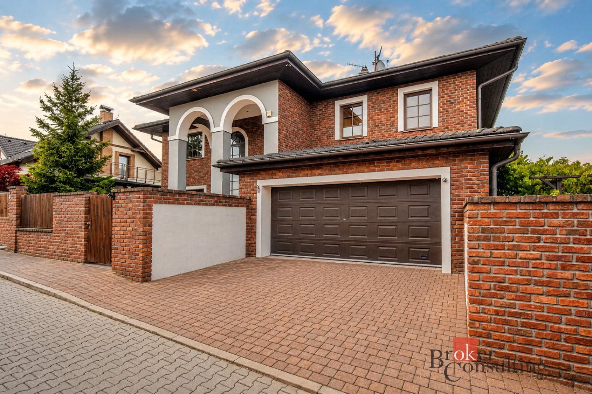 Vila pro velkou rodinu v Horních Počernicích - promyšlený domov o 305 m² na Praze 9