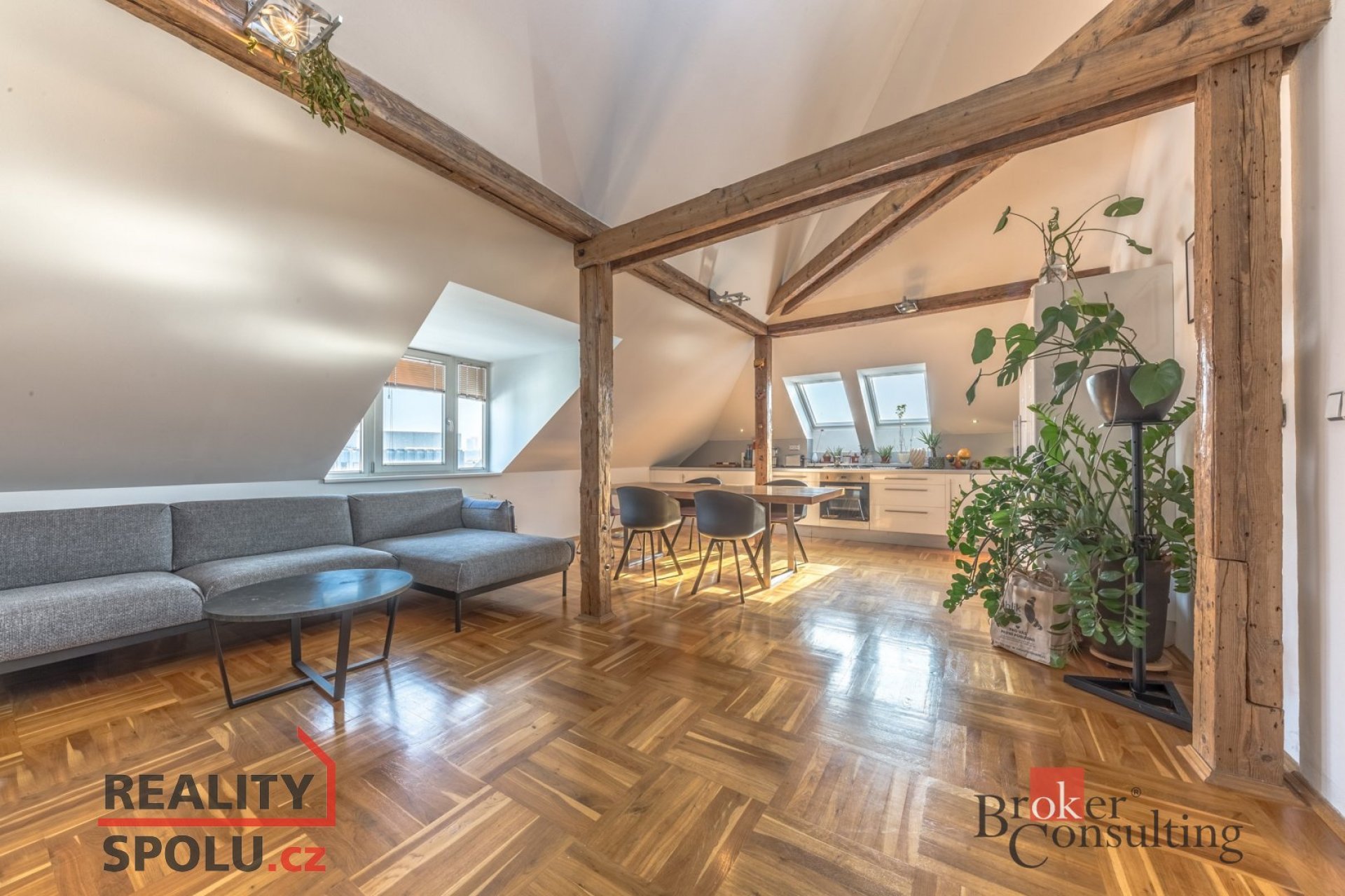 Prodej  podkrovního mezonetového bytu 3kk (110m2) s velkou terasou 40m2 v centru Smíchova (K. Engliš