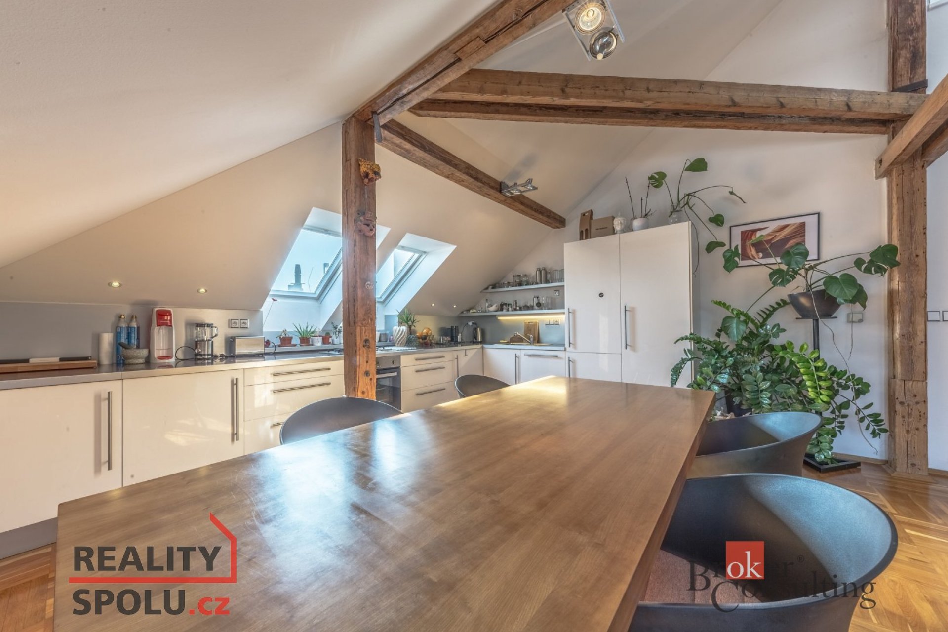 Prodej  podkrovního mezonetového bytu 3kk (110m2) s velkou terasou 40m2 v centru Smíchova (K. Engliš