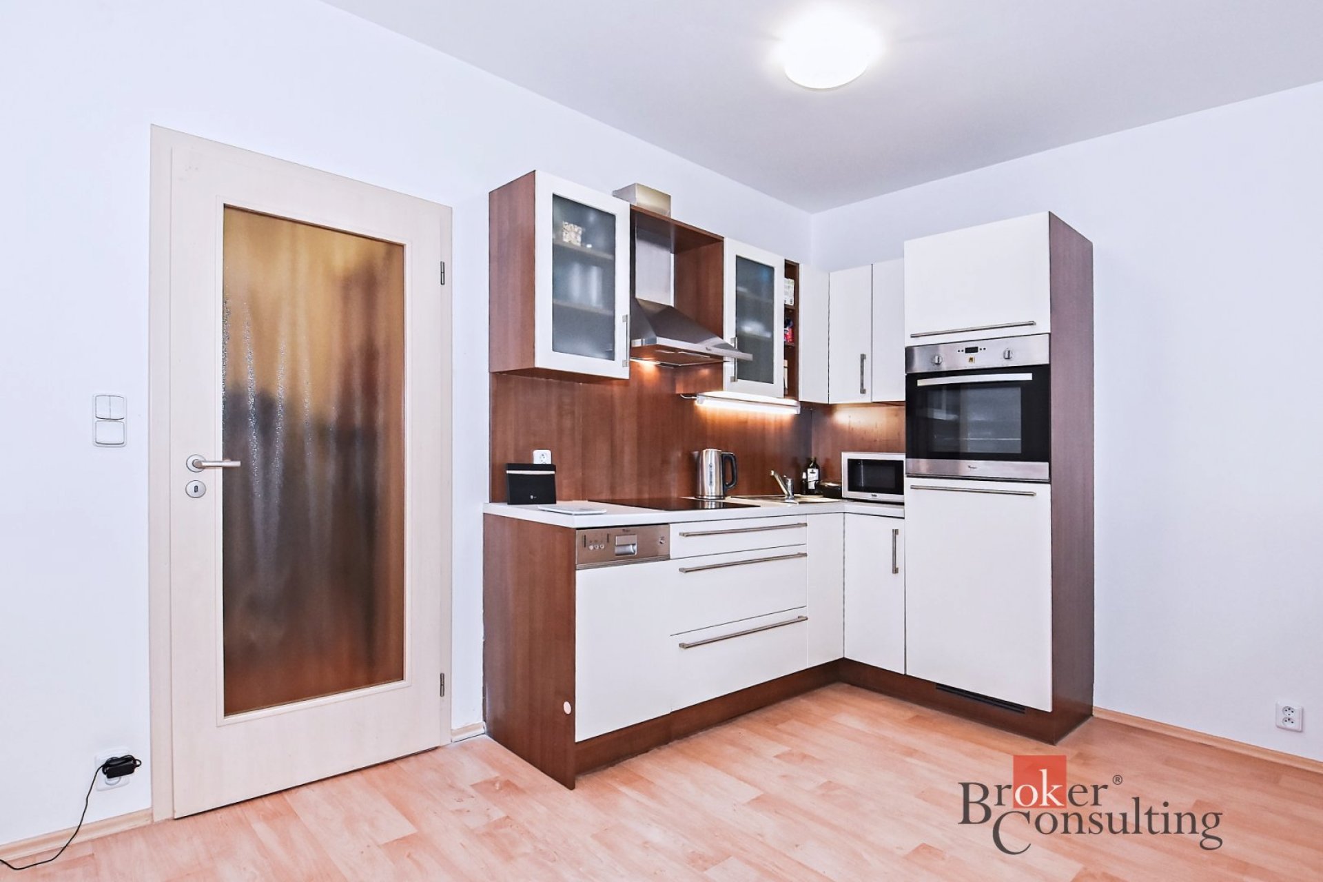 Pronájem bytu 1+kk, 40 m2, Praha 9 Prosek, ul. Trmická, parkovací stání