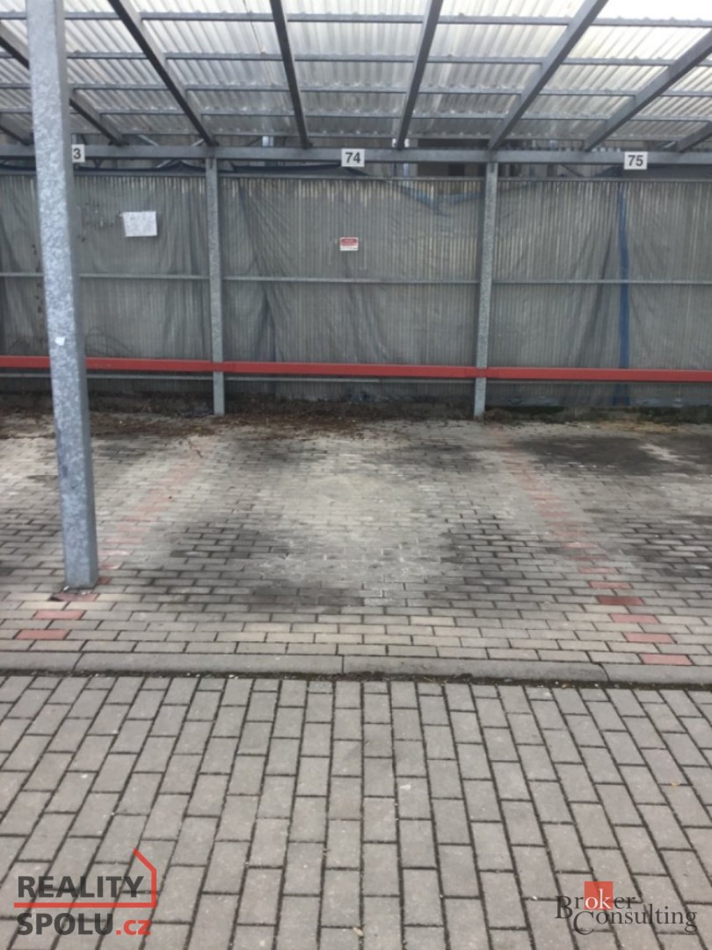Prodej zastřešeného parkovacího stání 13,9 m²