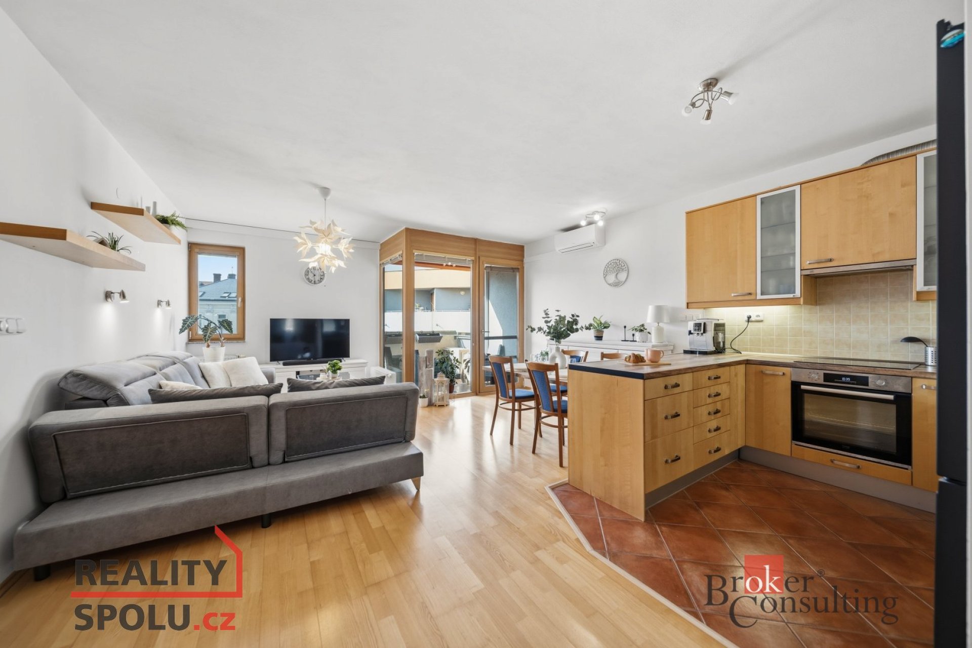 Slunný a prostorný byt 3+kk s lodžií, balkonem a garážovým stáním