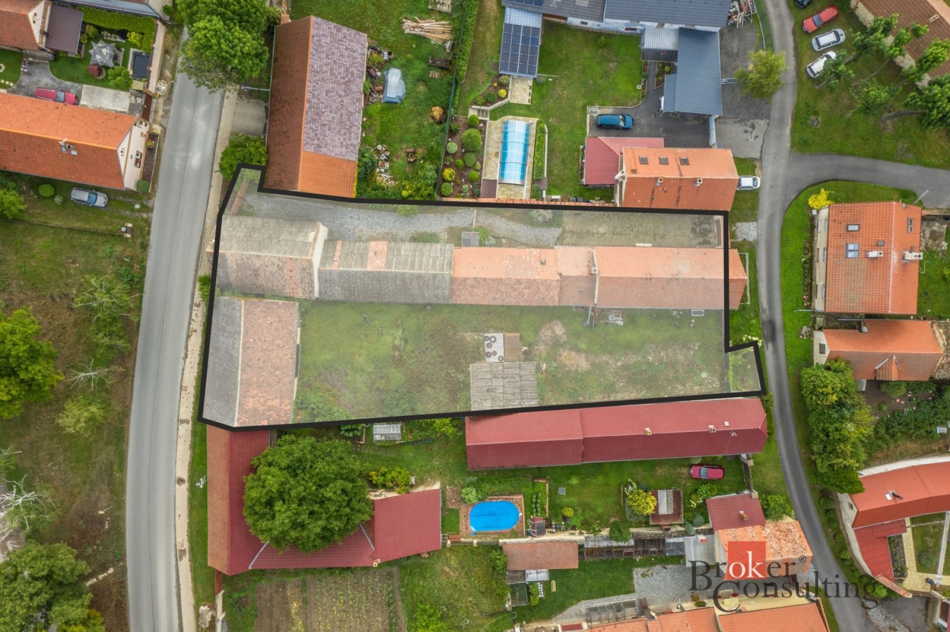 Prodej rodinného domu v Ředhošti se zahradou, dvěma stodolami a několika hospodářskými budovami