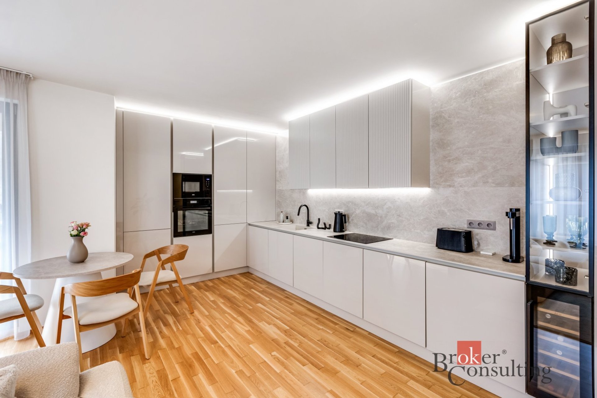 Pronájem nového bytu 3+kk 82m2, v nadstandardním vybavením, recepce, garážové stání, lodžie