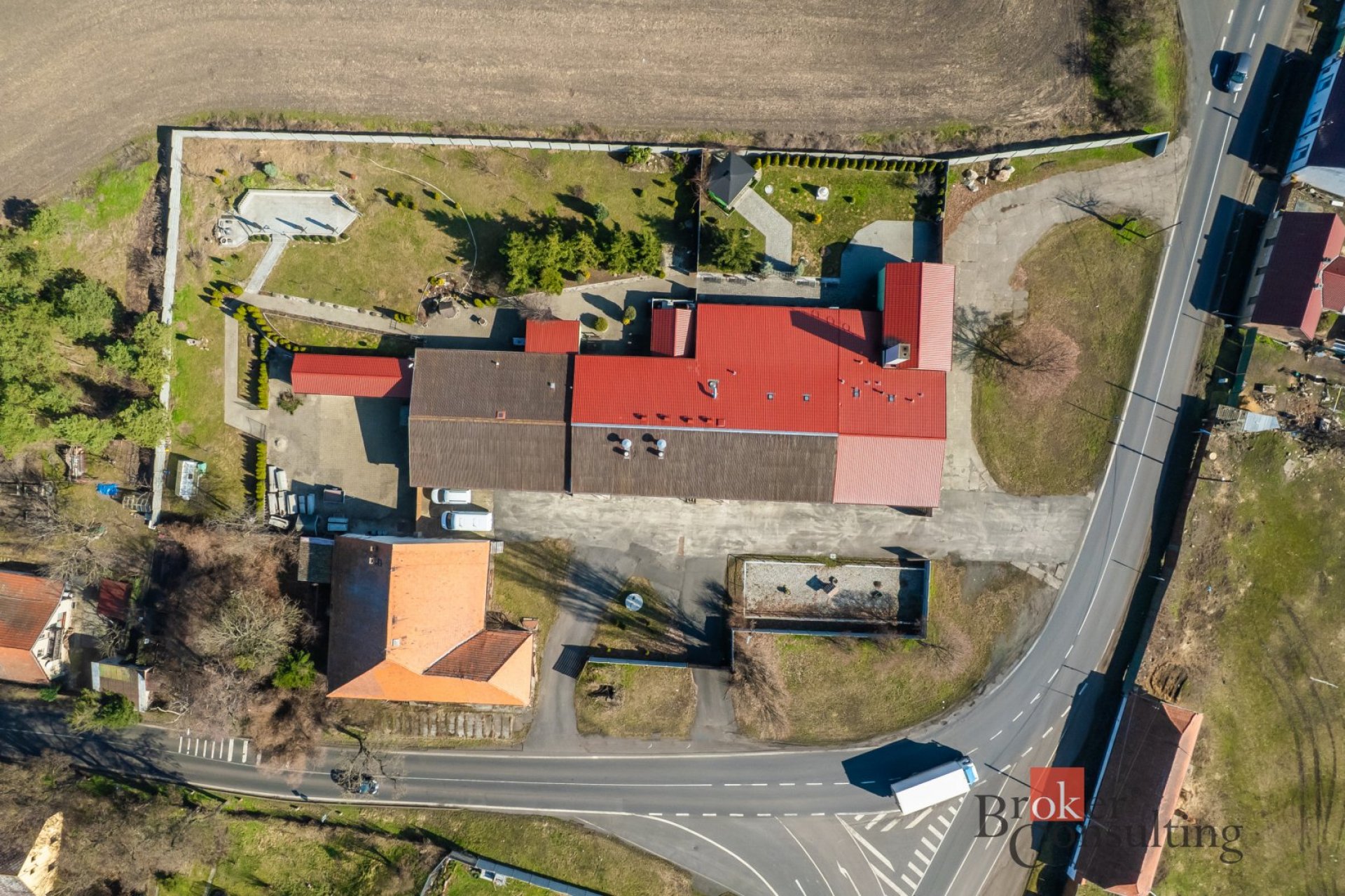 Restaurace s bytovou jednotkou a velkým pozemkem (6 078 m²) – Vysoké Třebušice, Krásný Dvůr