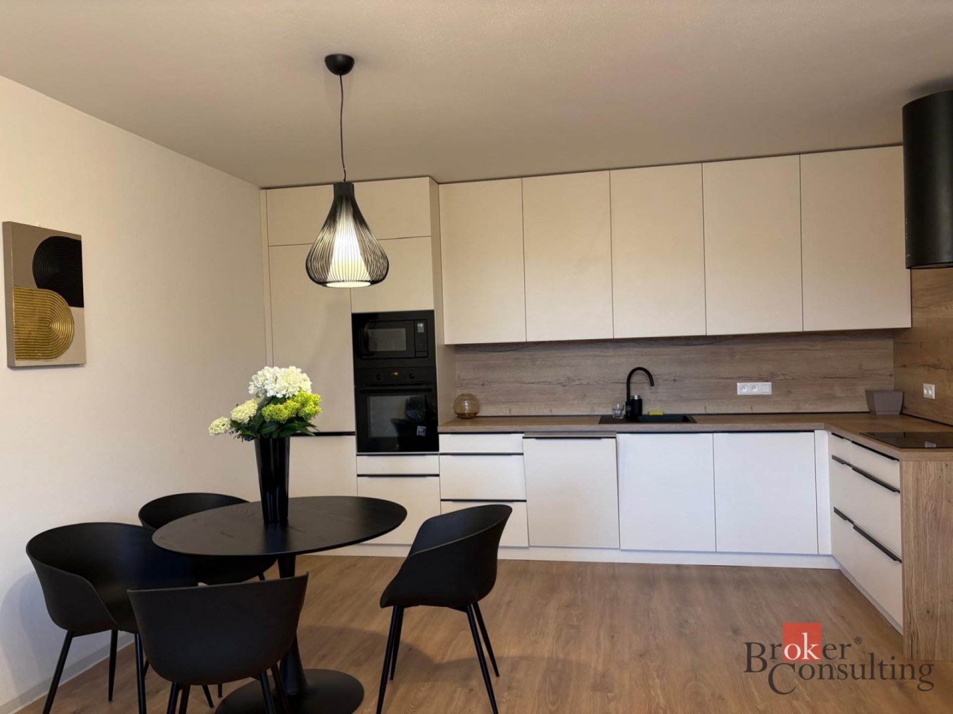 Pronájem moderního, kompletně zařízeného bytu 3+KK s terasou a 2 garážovými místy