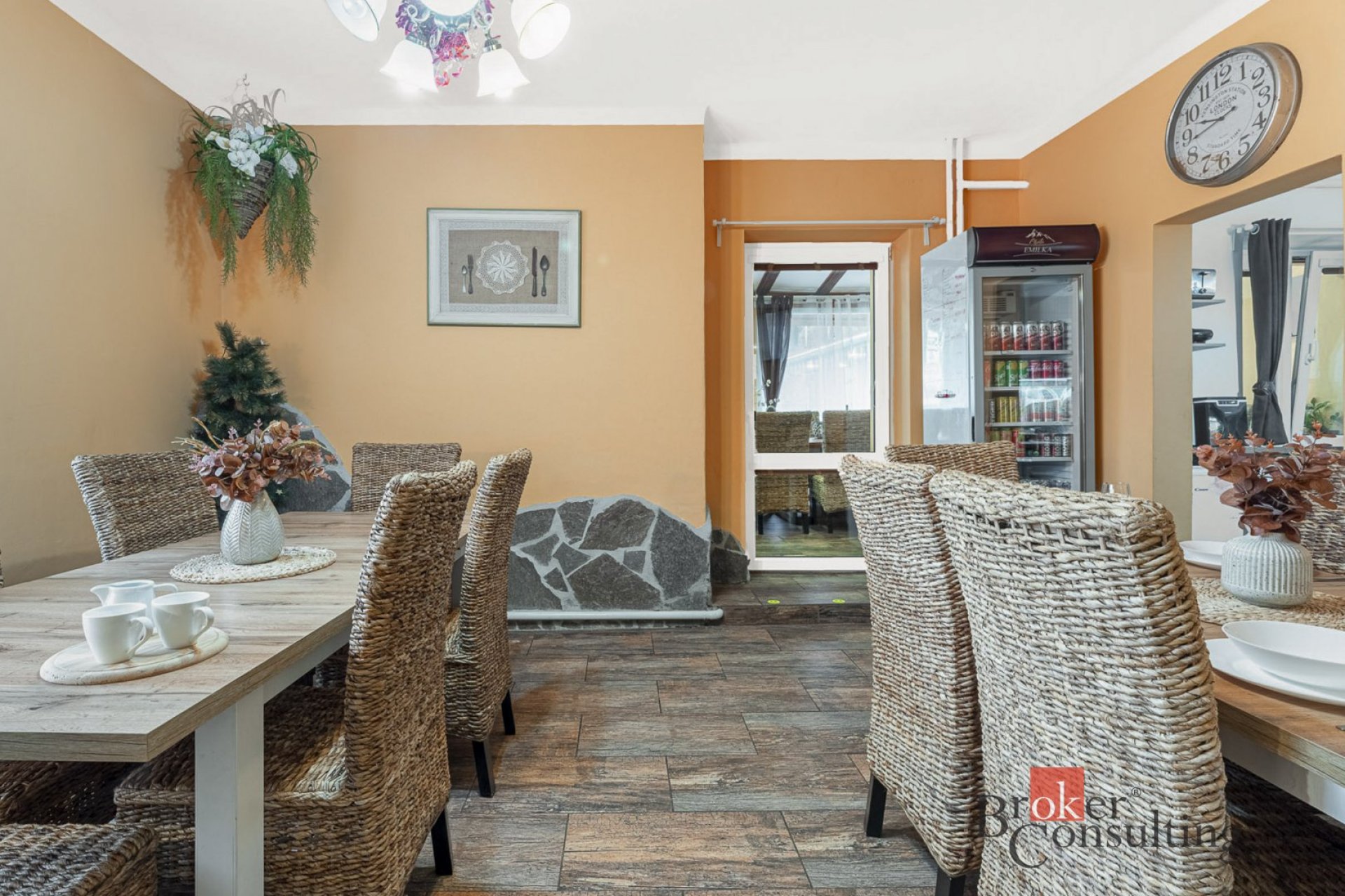 Vyhledávaný penzion s kapacitou 22 lůžek (6 apartmánů) 50 m od vleku!