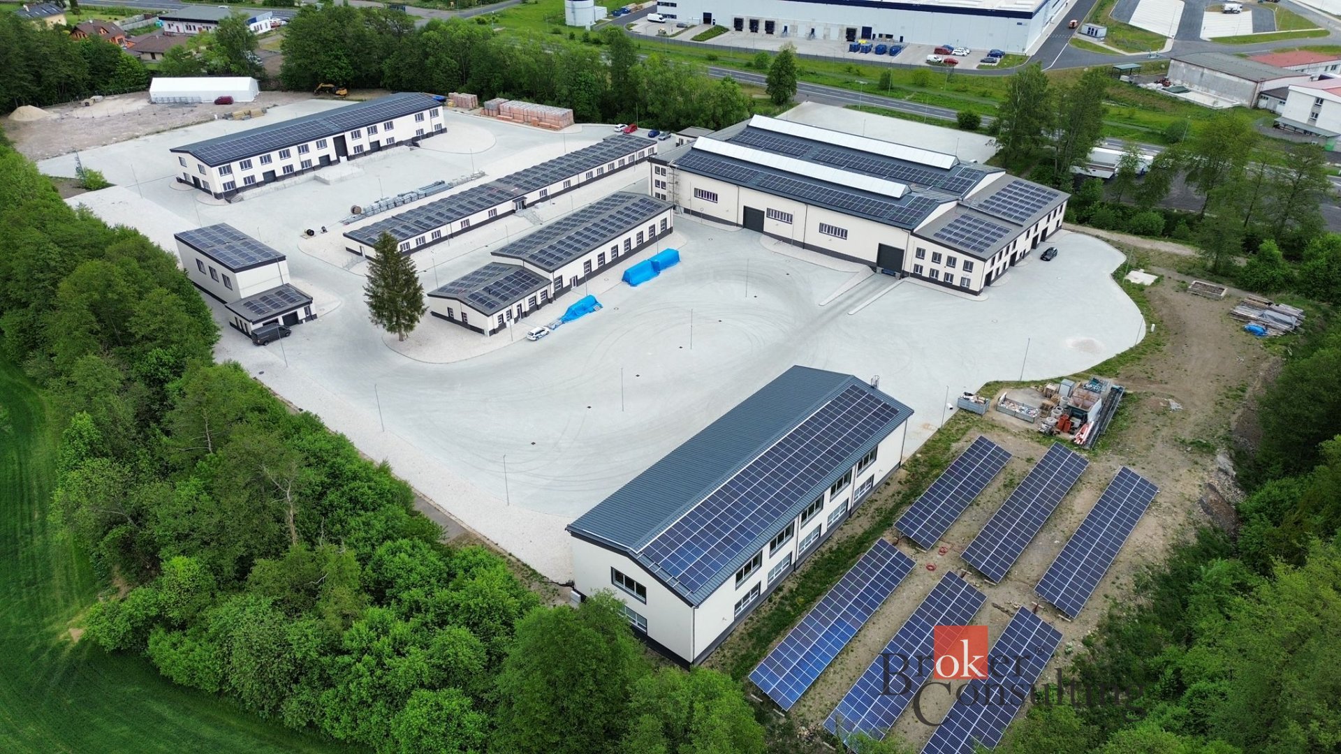 Komerční areál po rekonstrukci s vysokým potenciálem a strategickou polohou – Ostrov (Dolní Žďár)