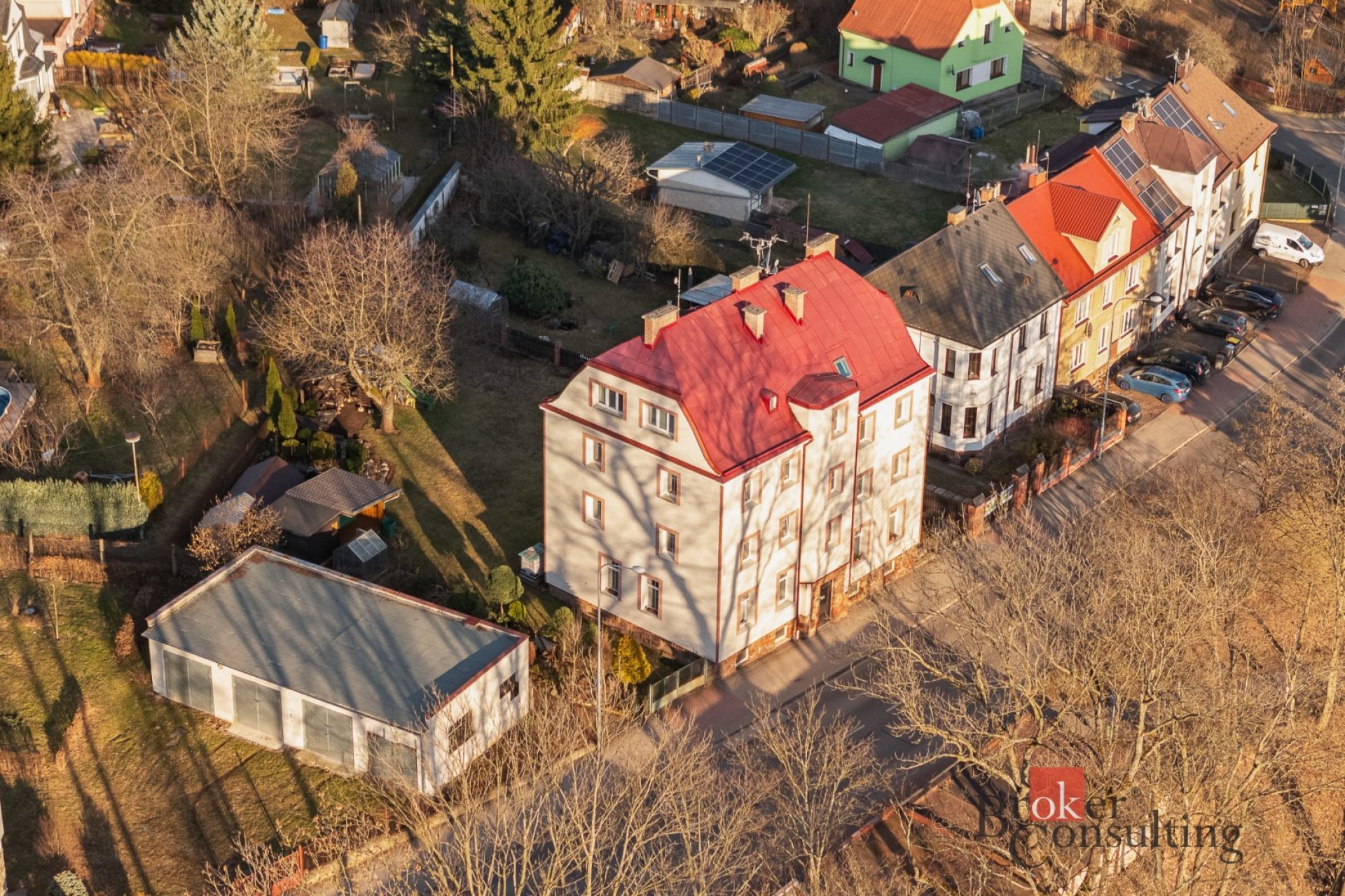 Podkrovní 2+kk v cihlovém domě: Když se chytrý design potká s top adresou