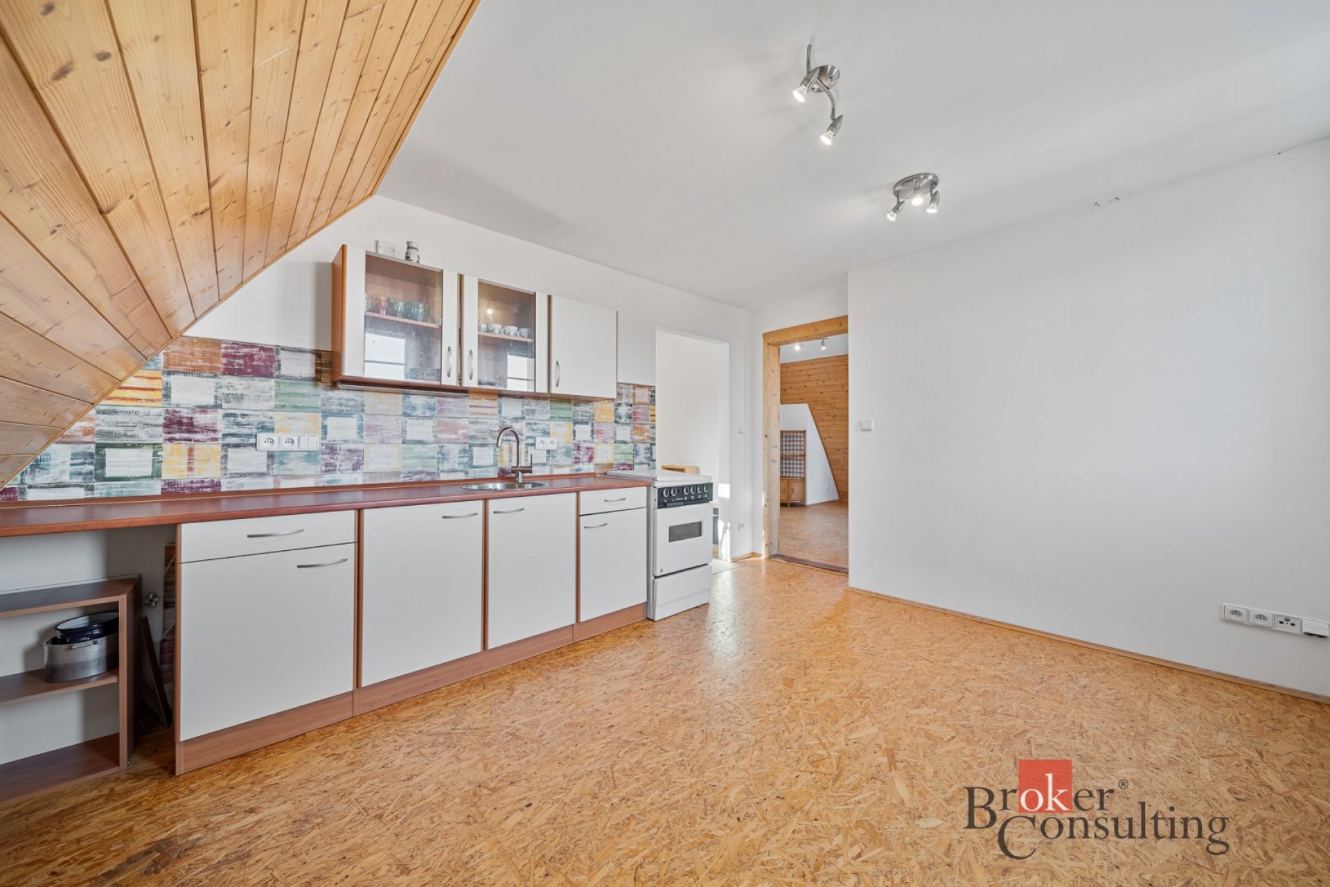 Podkrovní 2+kk v cihlovém domě: Když se chytrý design potká s top adresou