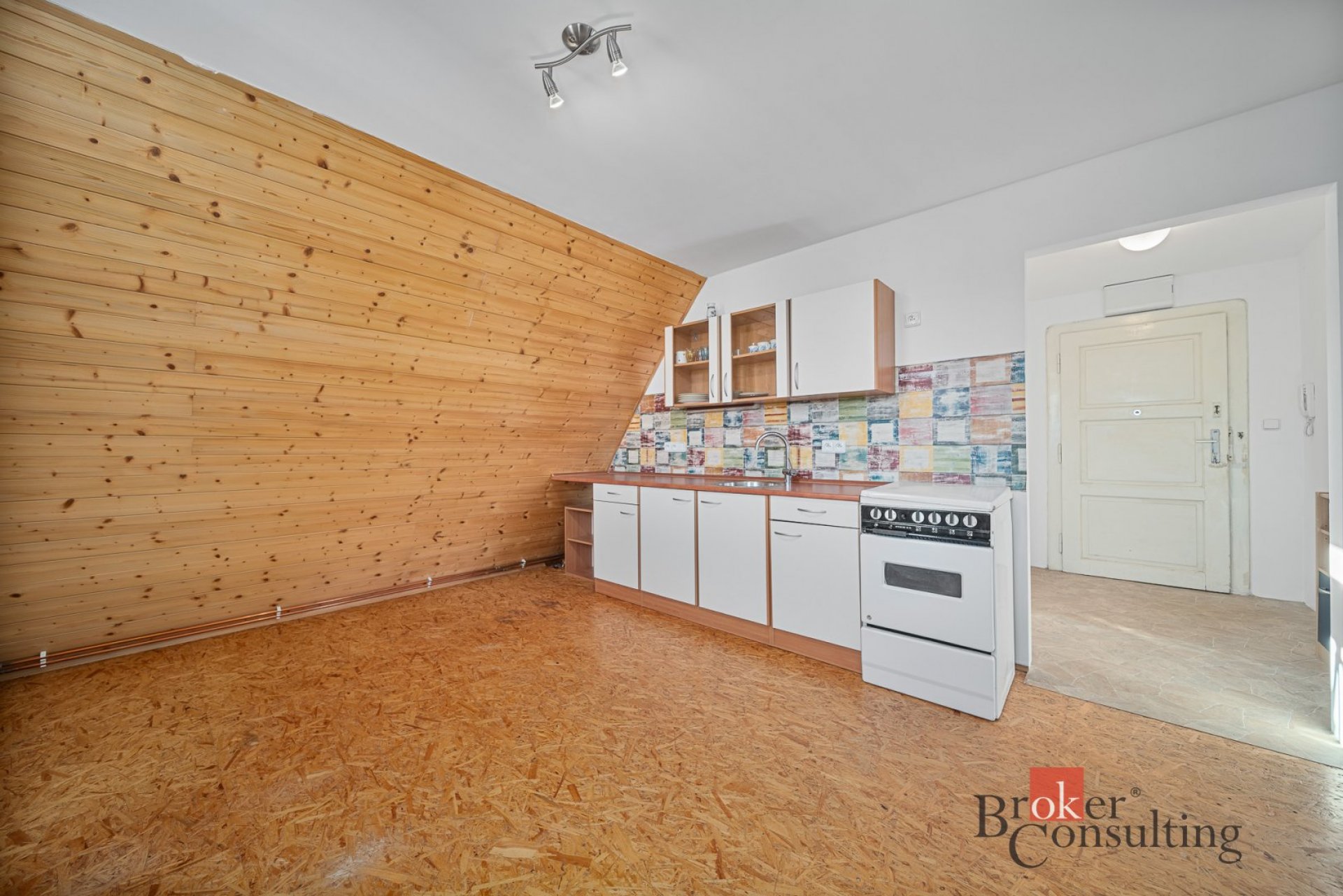 Podkrovní 2+kk v cihlovém domě: Když se chytrý design potká s top adresou