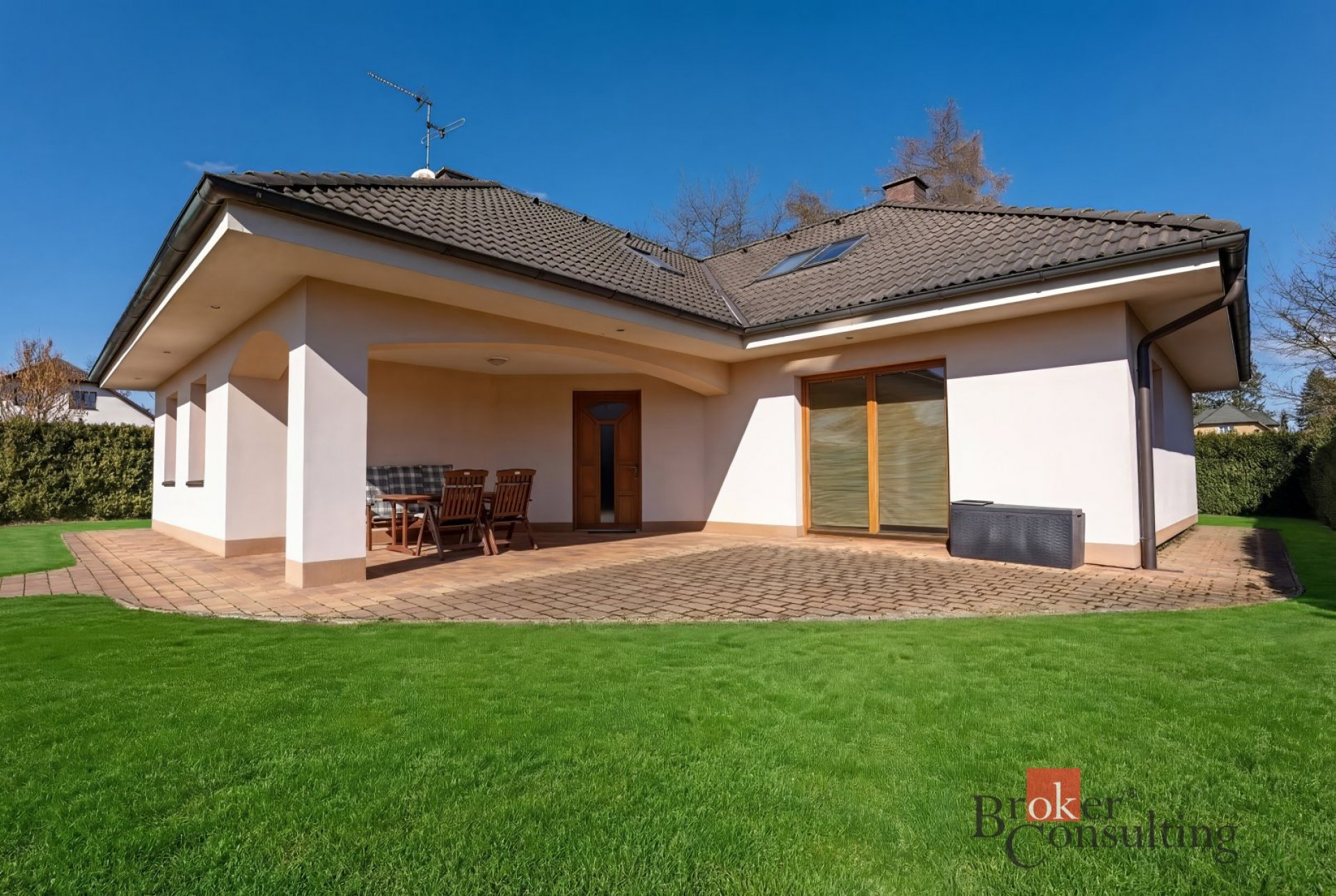 Nadstandardní rodinný dům 260 m² s bazénem, saunou a samostatnou garáží