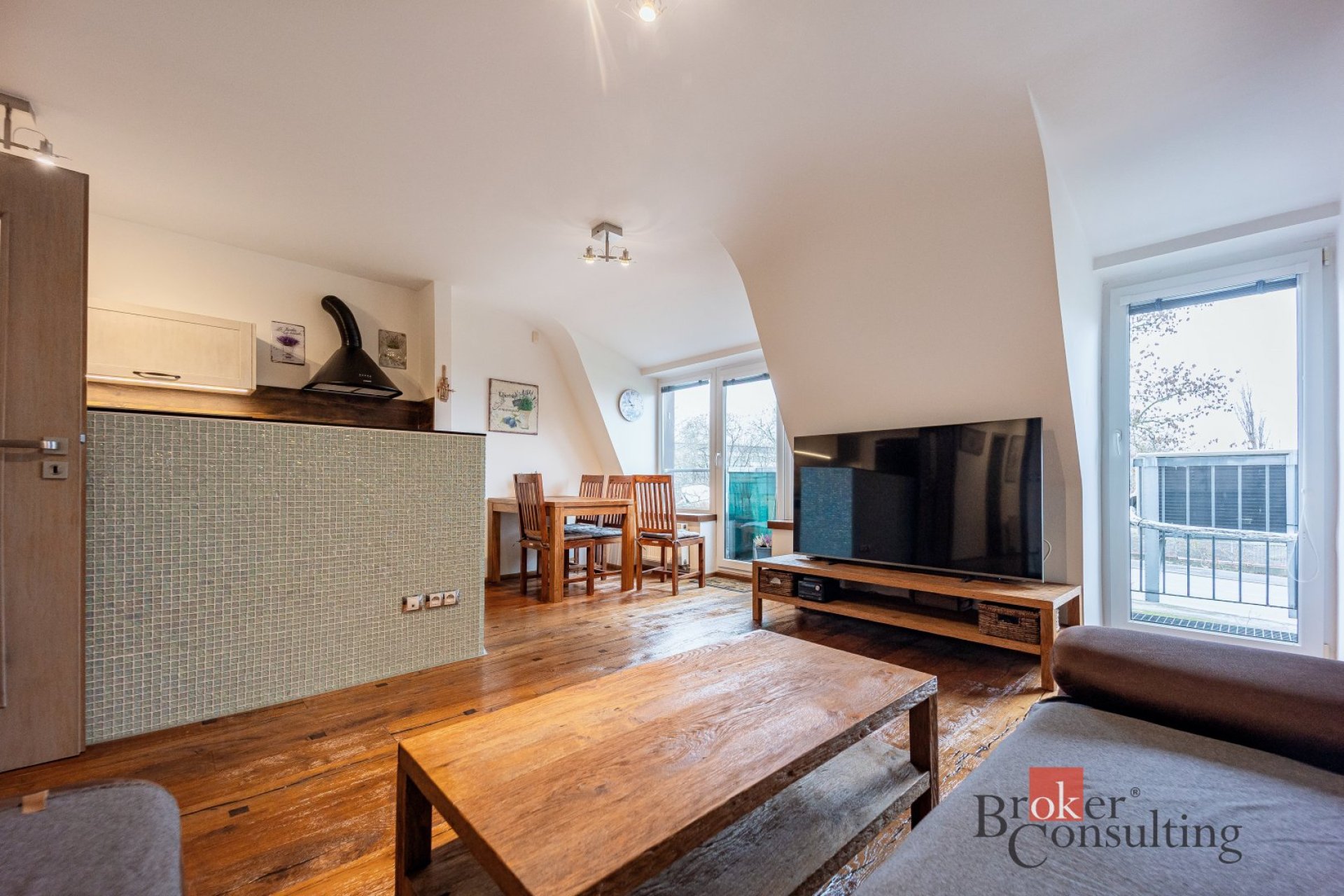 Byt, kde stále svítí slunce, 2+kk, 66,8 m², 4. NP, klimatizace, dubové podlahy, možnost koupě včetně