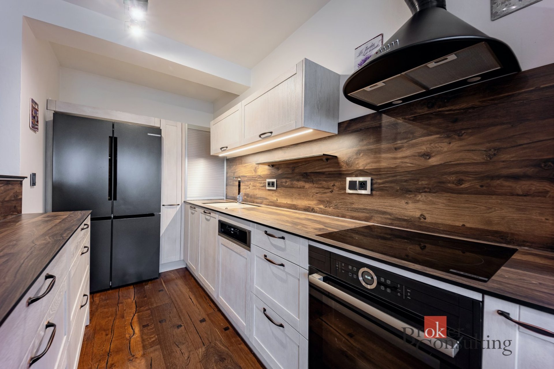 Byt, kde stále svítí slunce, 2+kk, 66,8 m², 4. NP, klimatizace, dubové podlahy, možnost koupě včetně