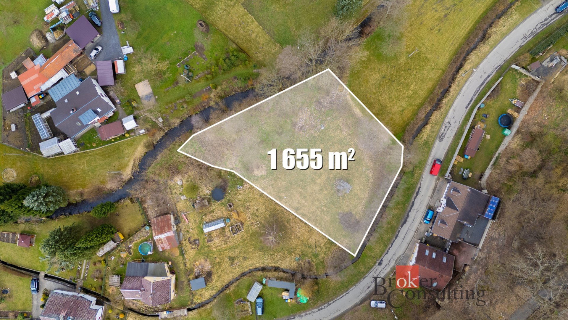 Slunný stavební pozemek 1 655 m² na břehu říčky v Kunraticích u Cvikova