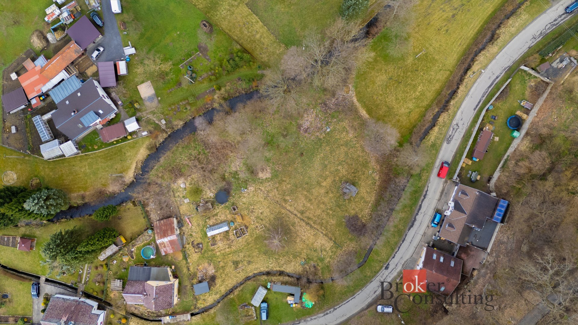 Slunný stavební pozemek 1 655 m² na břehu říčky v Kunraticích u Cvikova