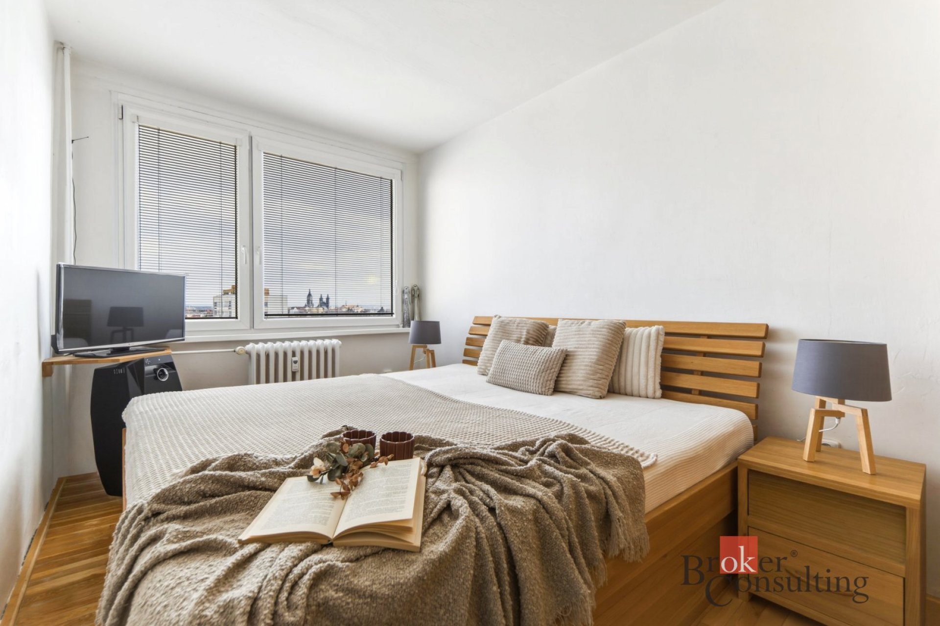 Prodej krásně světlého bytu, 3+1, s lodžií a úžasným výhledem na Hradec Králové i Krkonoše – Gebauer