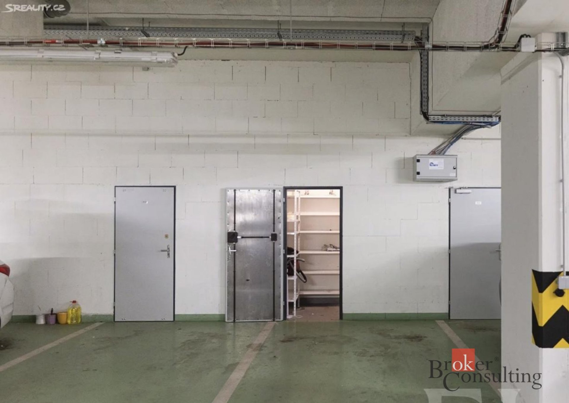 Prodej garážového stání a sklepa, Praha 9 Zahrady - Rokytka