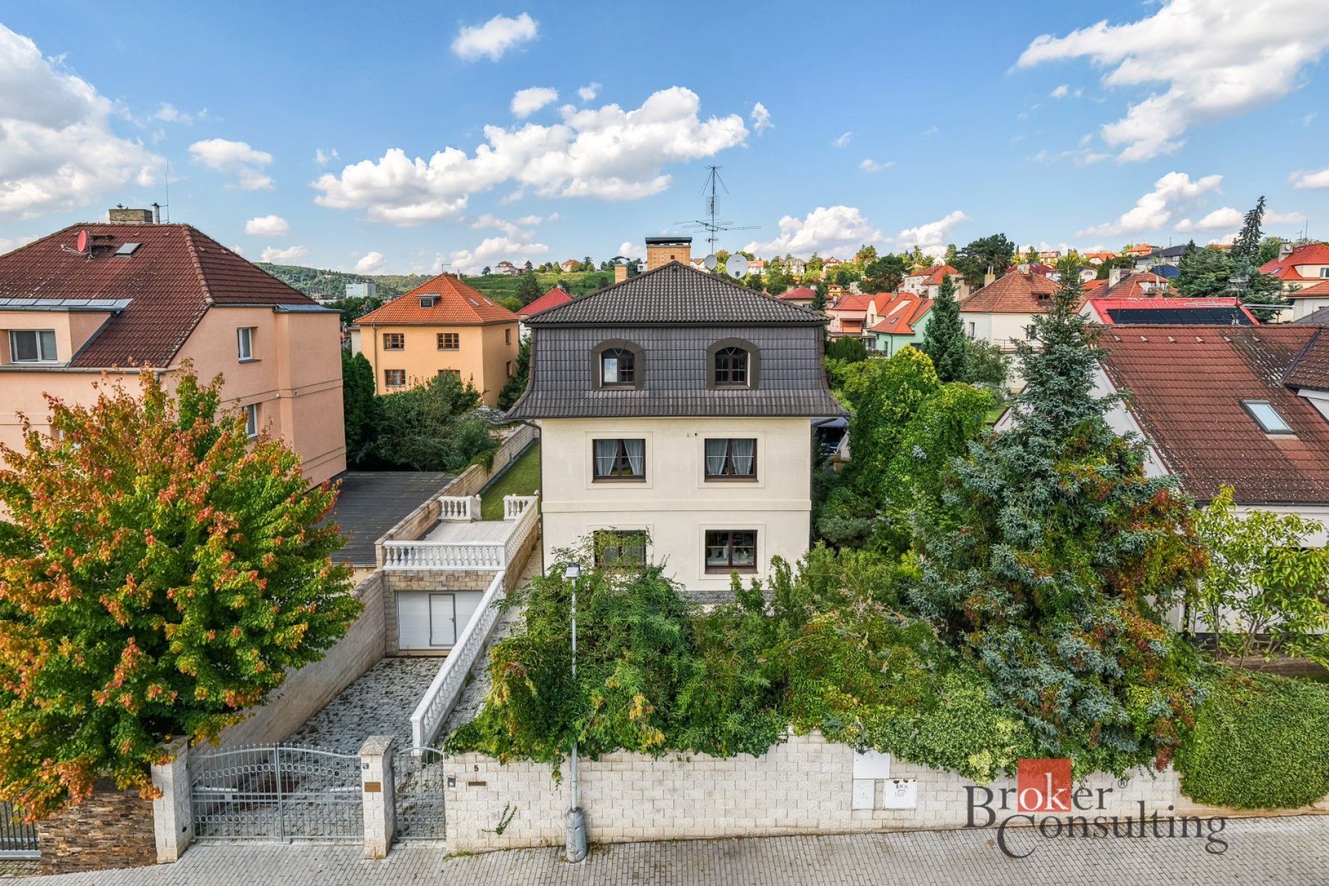 Prodej reprezentativní vily – Praha 4 Modřany, ul. Pancířova 287 m² užitné plochy, 3 podlaží, garáž 