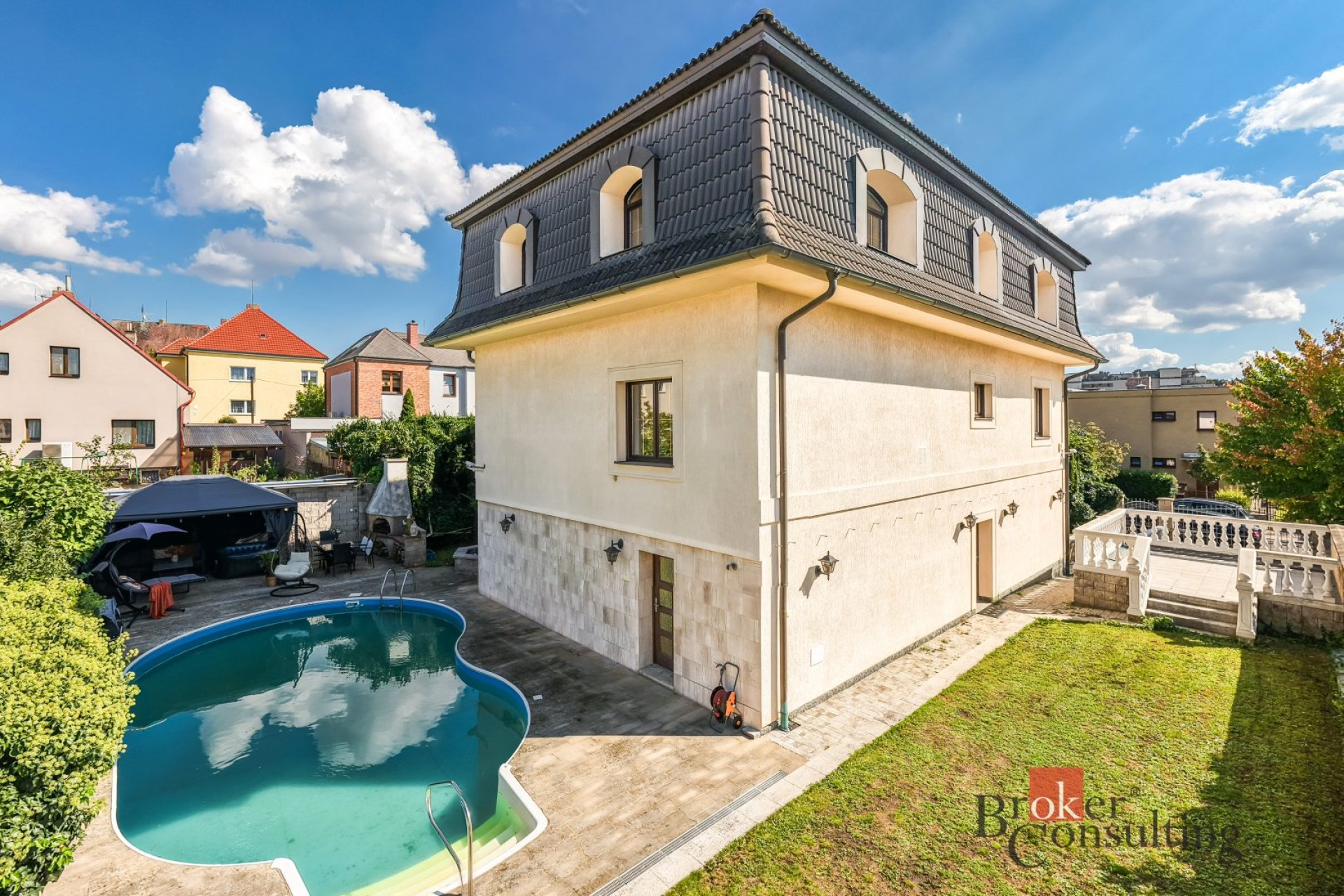 Prodej reprezentativní vily – Praha 4 Modřany, ul. Pancířova 287 m² užitné plochy, 3 podlaží, garáž 