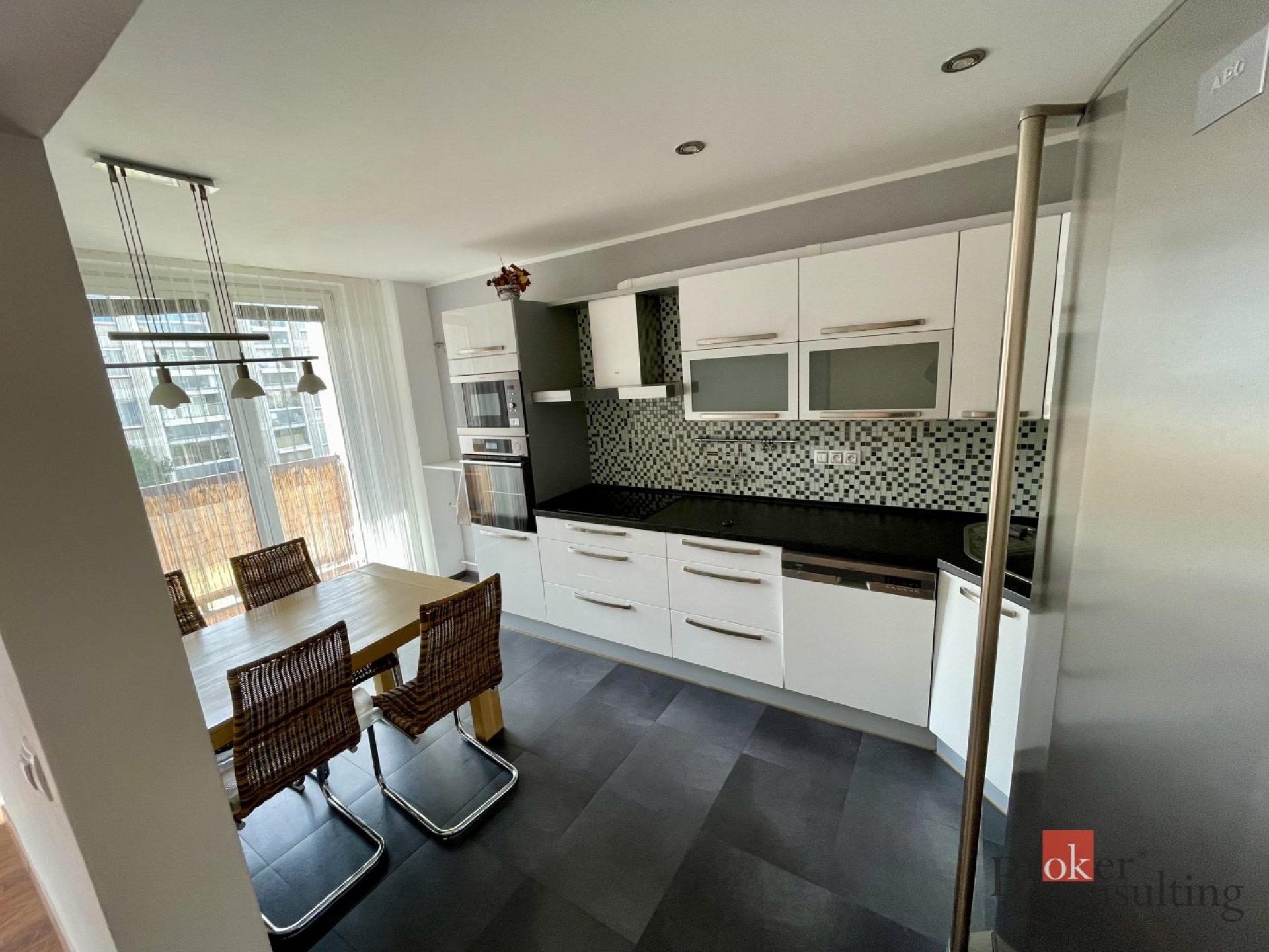 TOP NABÍDKA PRO RODINY: Podnájem prostorného a dispozičně velmi dobře řešeného bytu 4+1 s lodžií (89