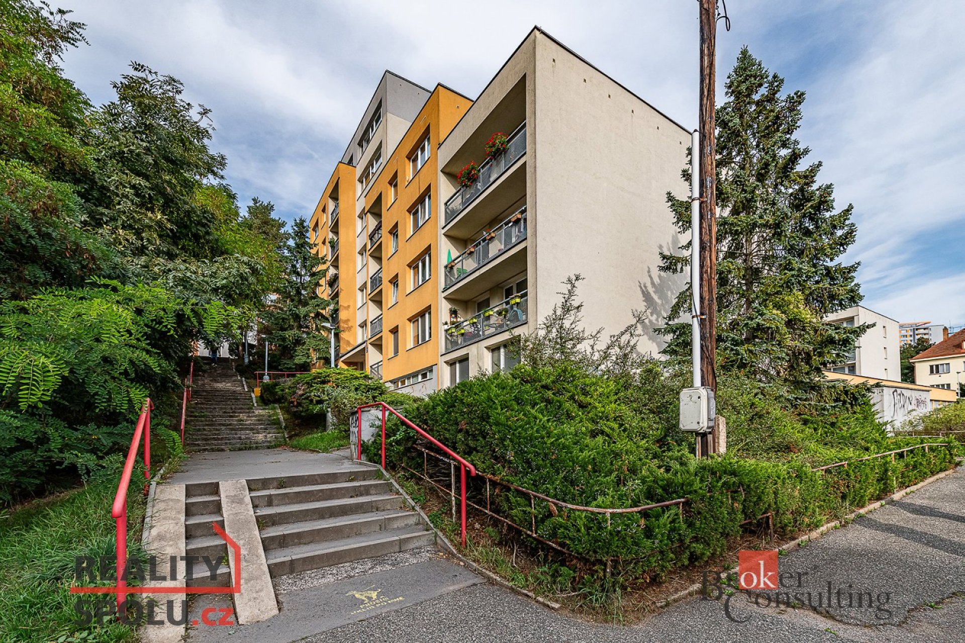 Praktické 2+kk v Praze 10 s garáží v ceně nájmu – konec stresu s parkováním