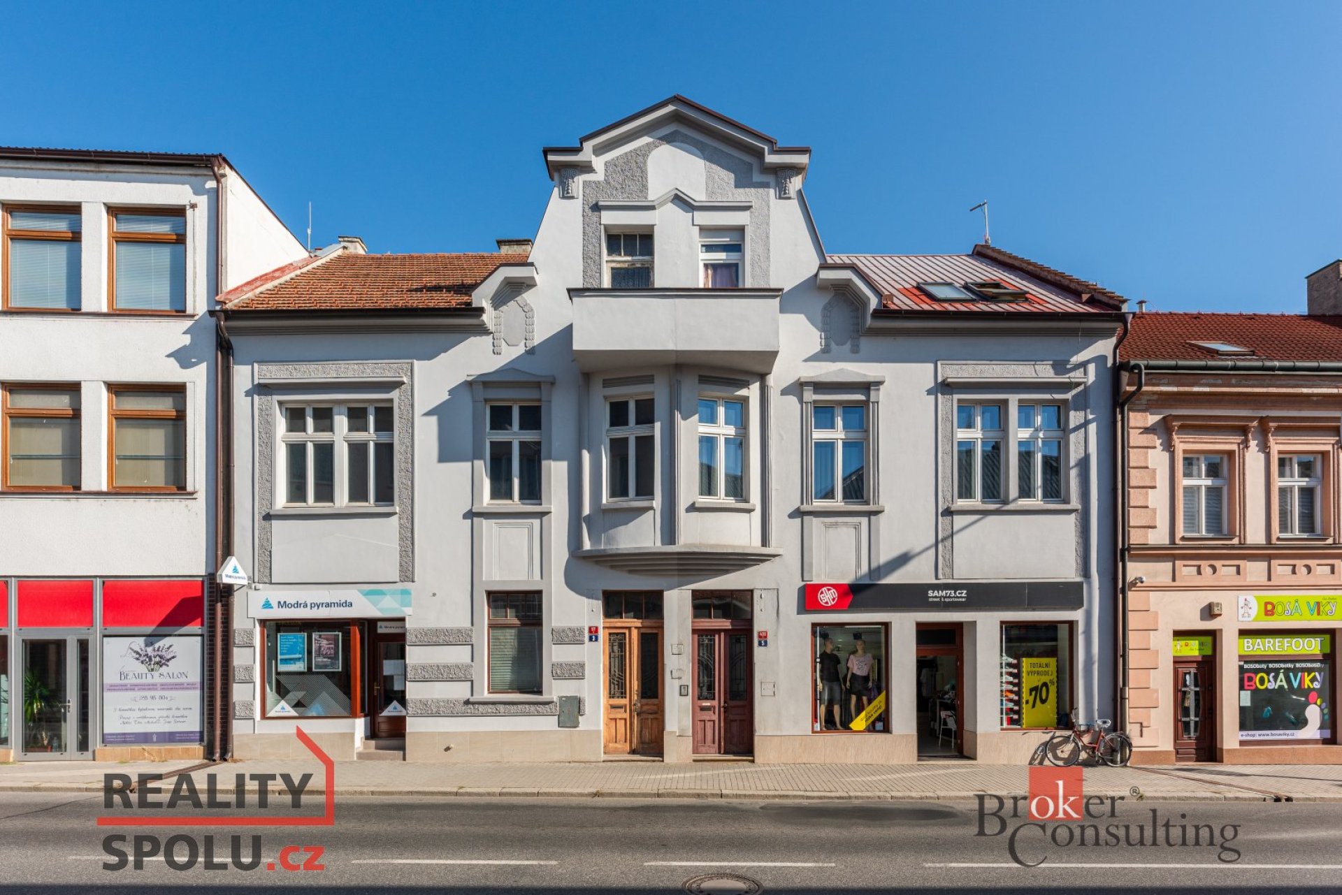 Nabízíme dlouhodobý pronájem podkrovního bytu 2+1, 70m² s terasou,  v centru lázeňského města Poděbr