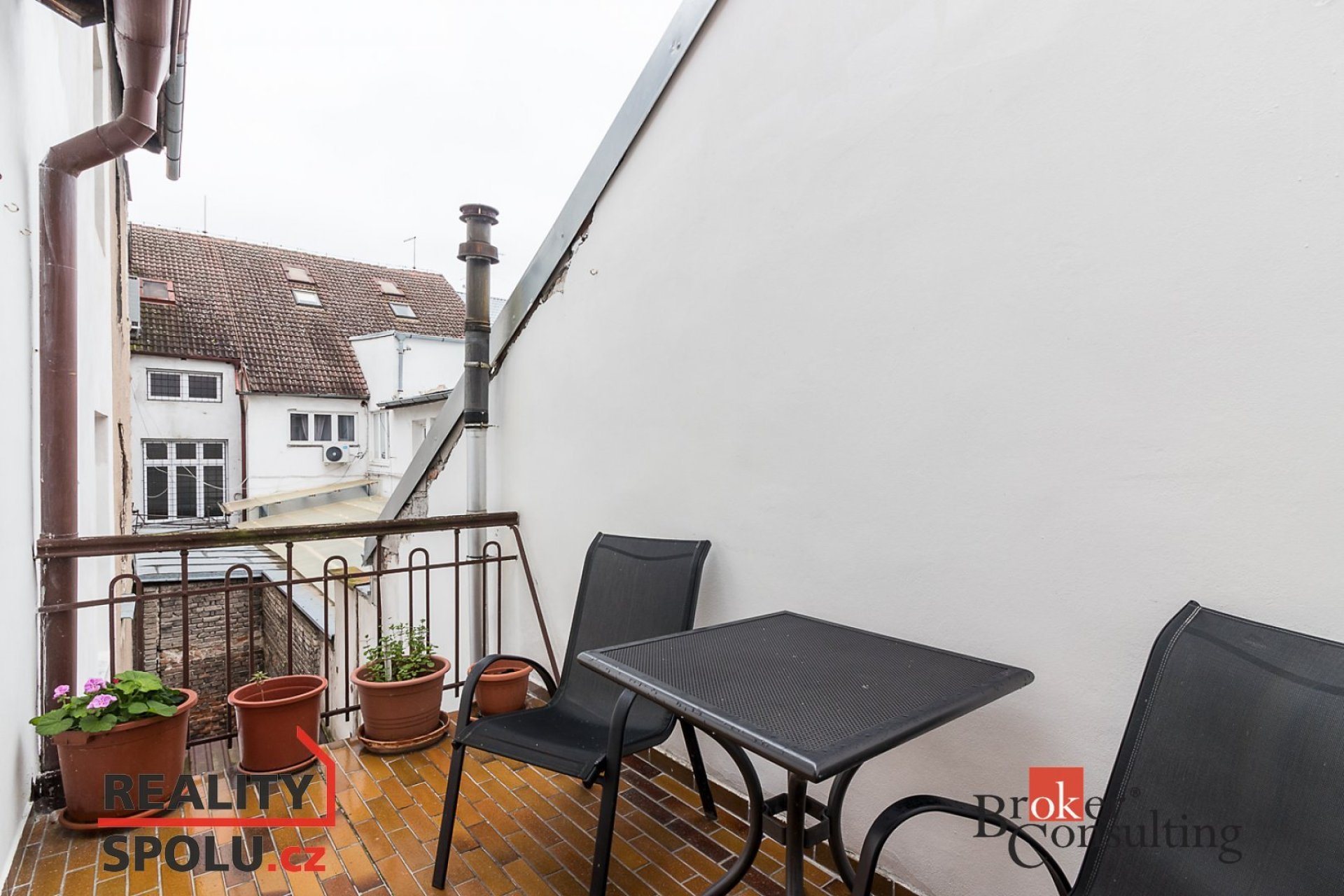 Nabízíme dlouhodobý pronájem podkrovního bytu 2+1, 70m² s terasou,  v centru lázeňského města Poděbr