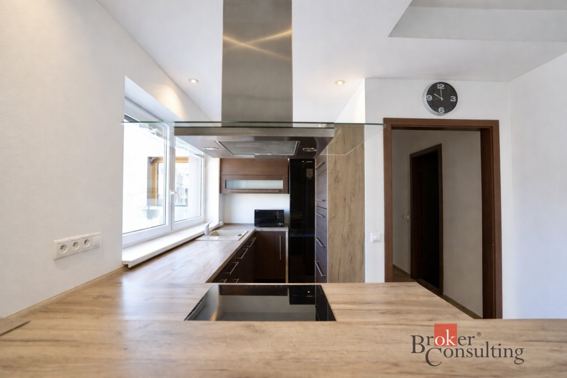 K pronájmu byt 3+kk o celkové výměře 71,55 m² včetně balkonu a sklepní kóje s parkovacím stáním