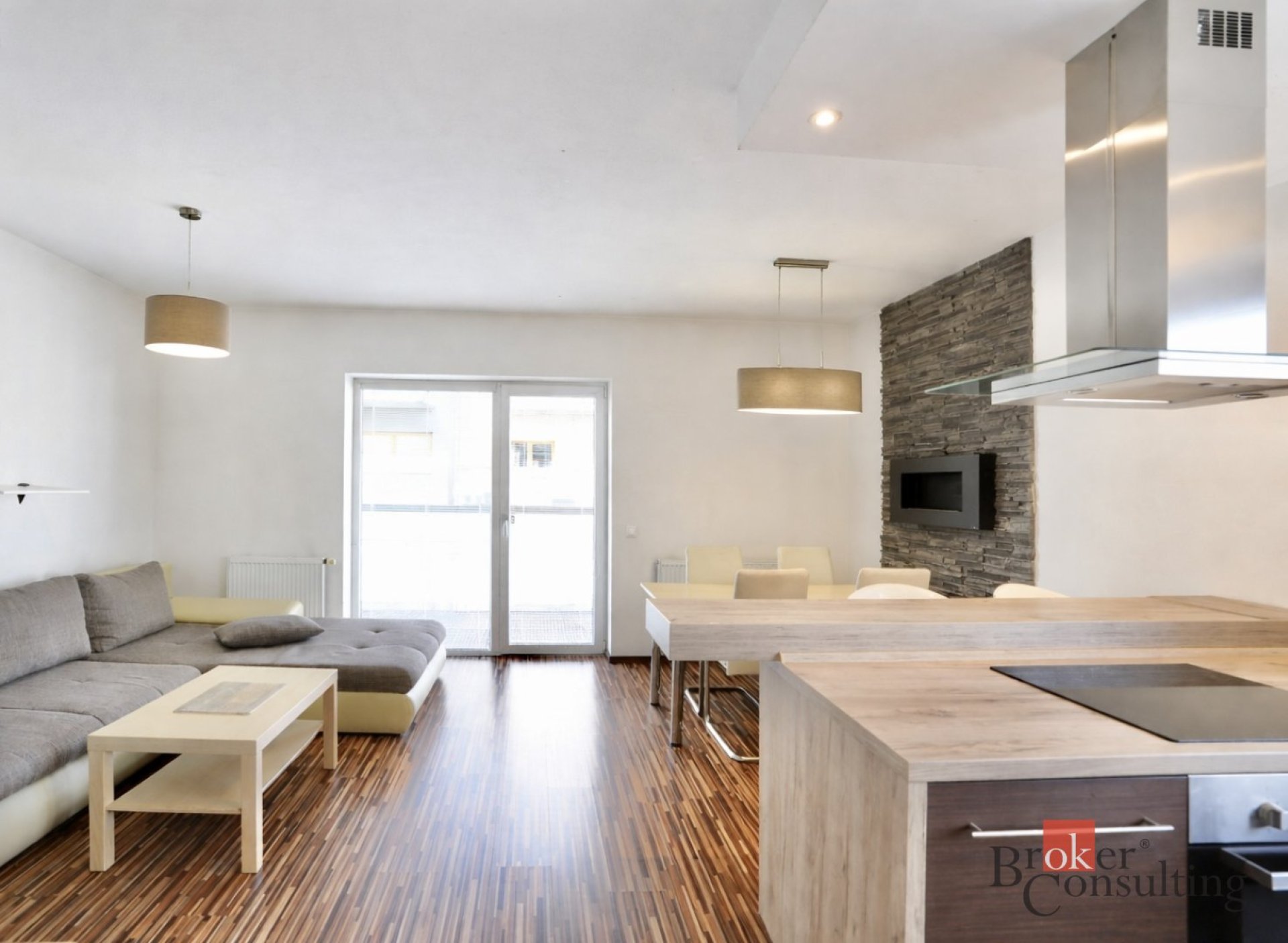 K pronájmu byt 3+kk o celkové výměře 71,55 m² včetně balkonu a sklepní kóje s parkovacím stáním