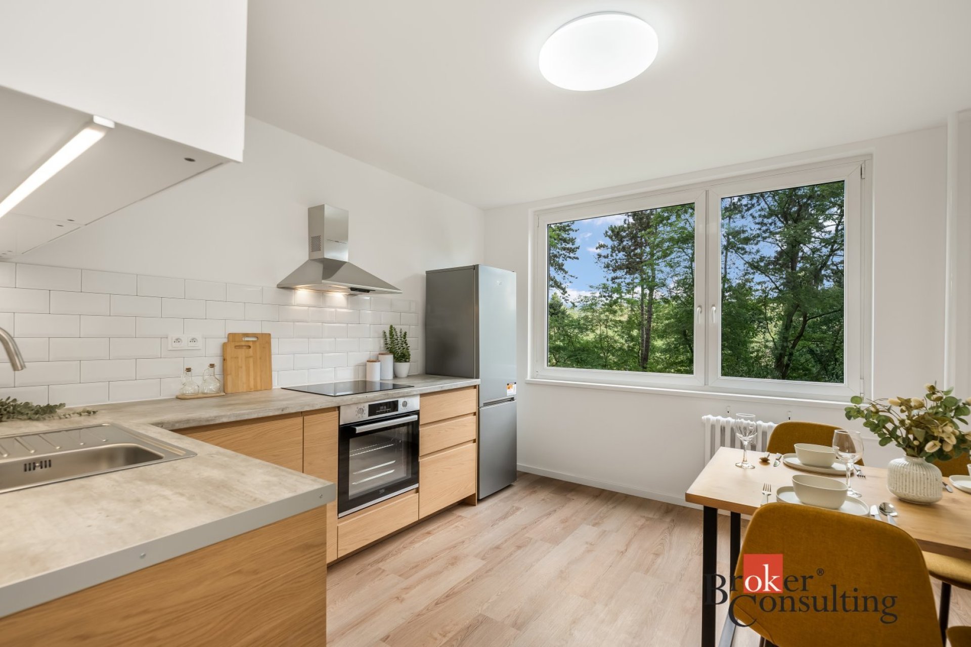 Pronájem bytu 3+1 po rekonstrukci – Praha 4, Modřany, ulice Urbánkova, 79 m², lodžie
