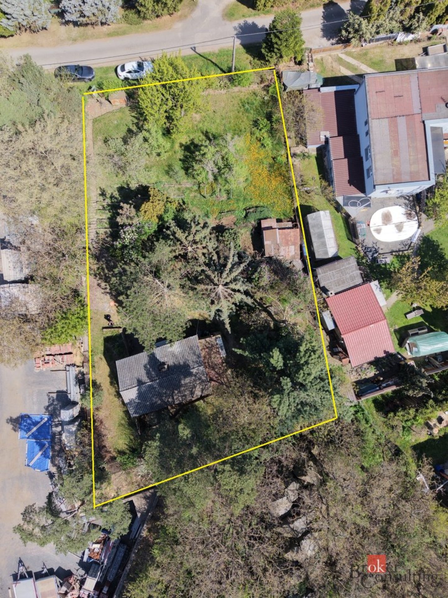 Stavební pozemek 1 090 m² s výhledem na zámek a skalním útvarem v zádech