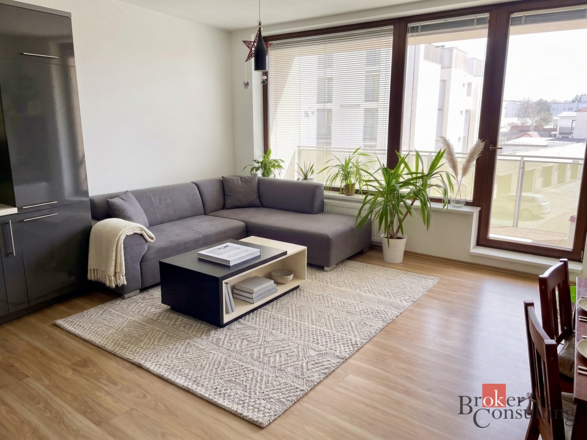 PRODEJ | Moderní byt 3+kk | 65m² | lodžie | sklep | garážové stání | Benešov u Prahy
