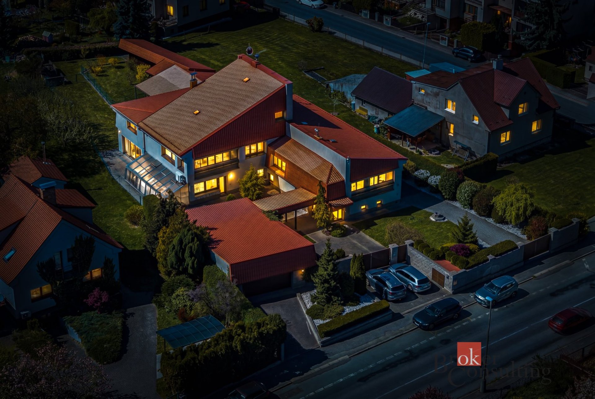 Prostorný rodinný dům 550 m² s širokým potenciálem využití, pozemek 1 808 m² – Uhlířské Janovice