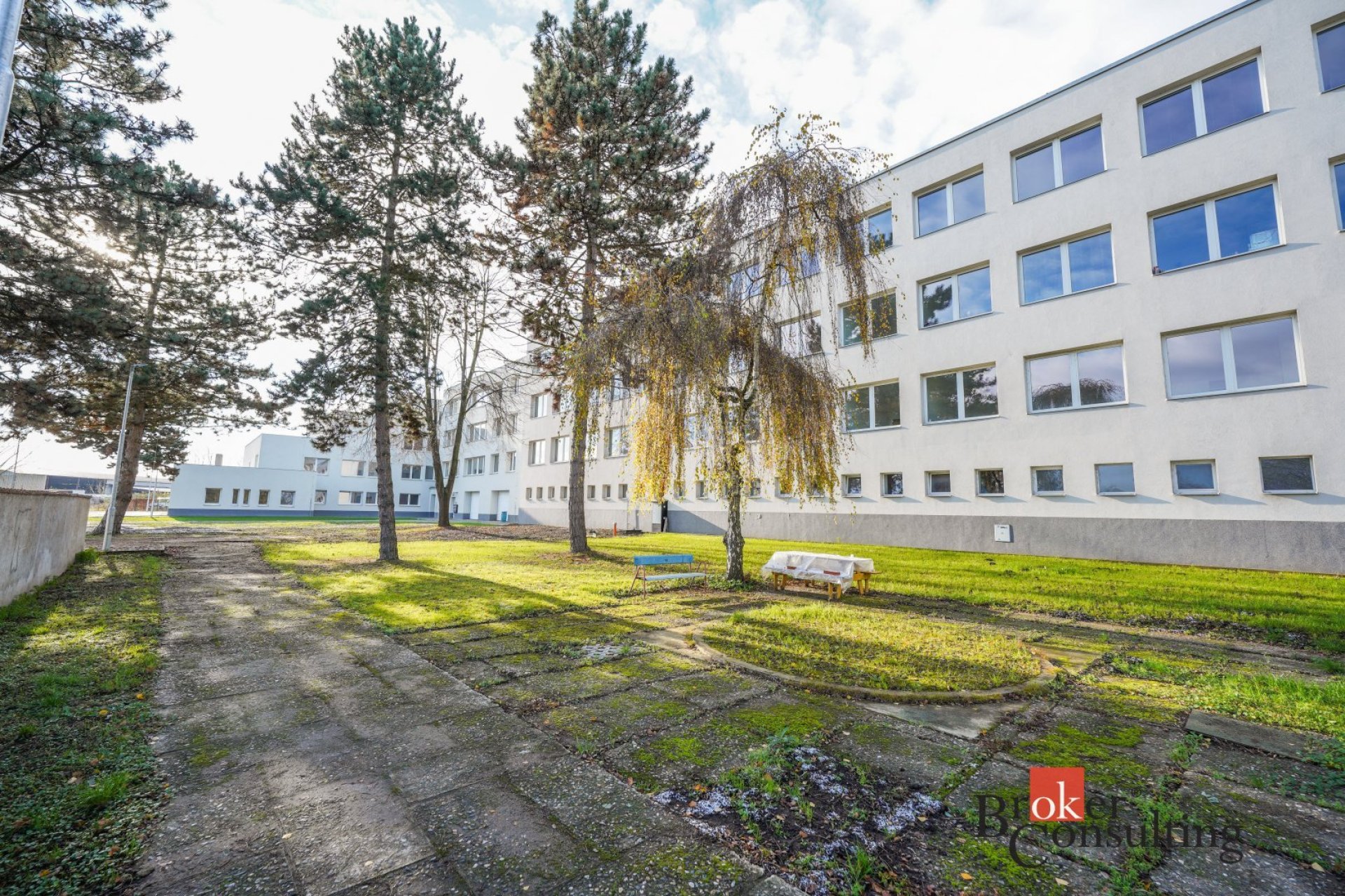 Nebytové prostory na obchodní činnost a nerušící výrobu u Litoměřic