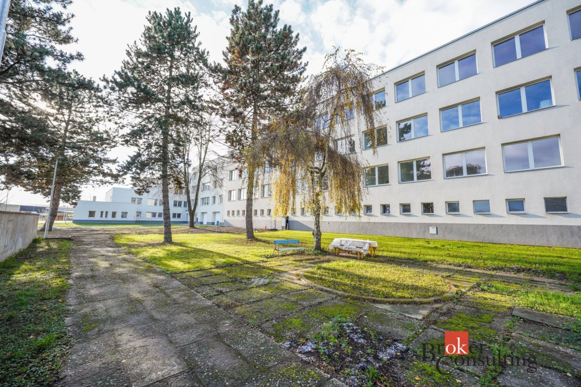 Nebytové prostory na obchodní činnost a nerušící výrobu u Litoměřic