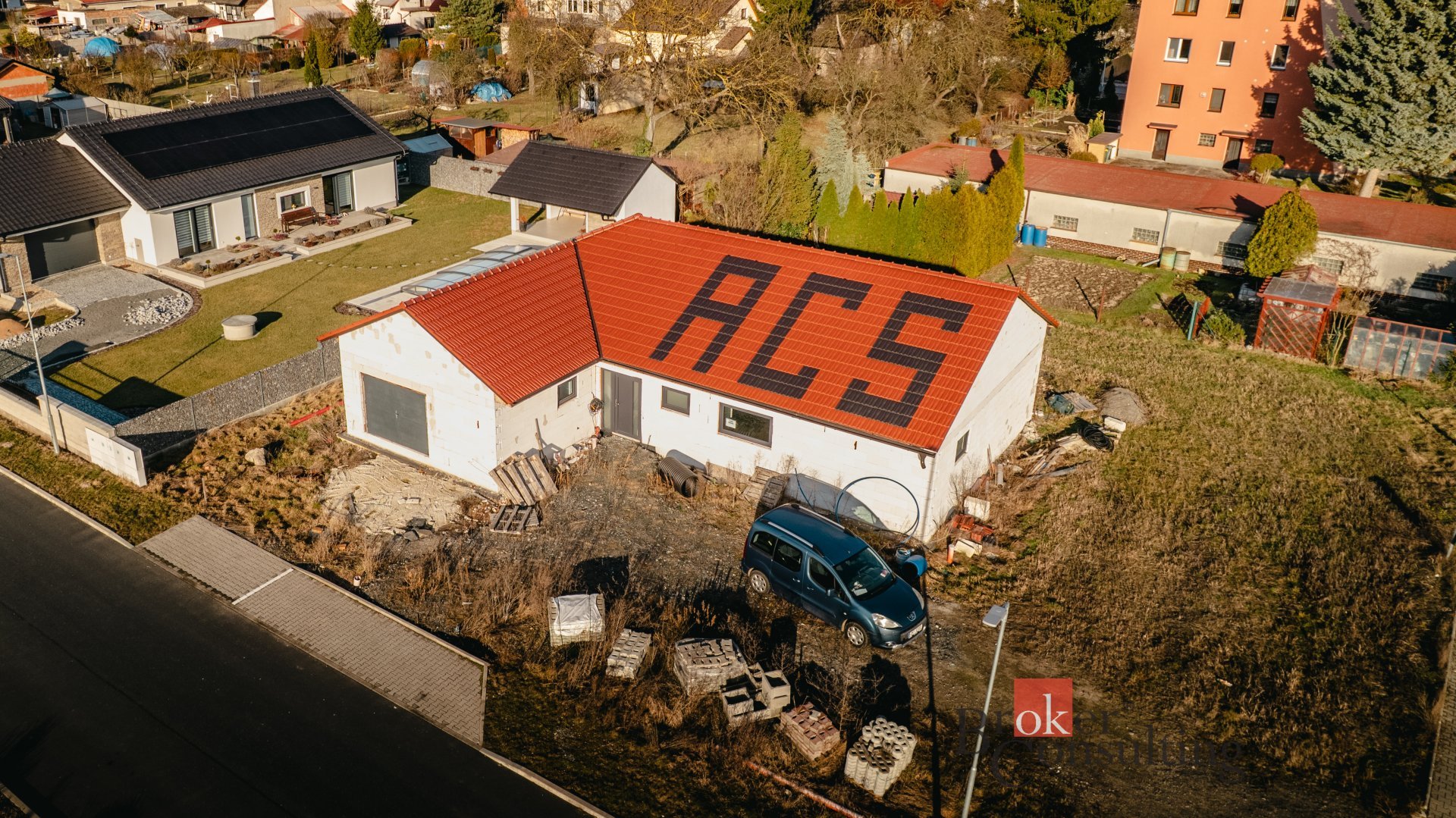 Prodej stavebního pozemku s rozestavěným rodinným domem v Městci Králové