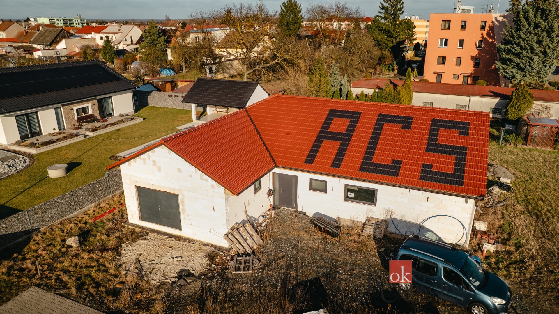 Prodej stavebního pozemku s rozestavěným rodinným domem v Městci Králové