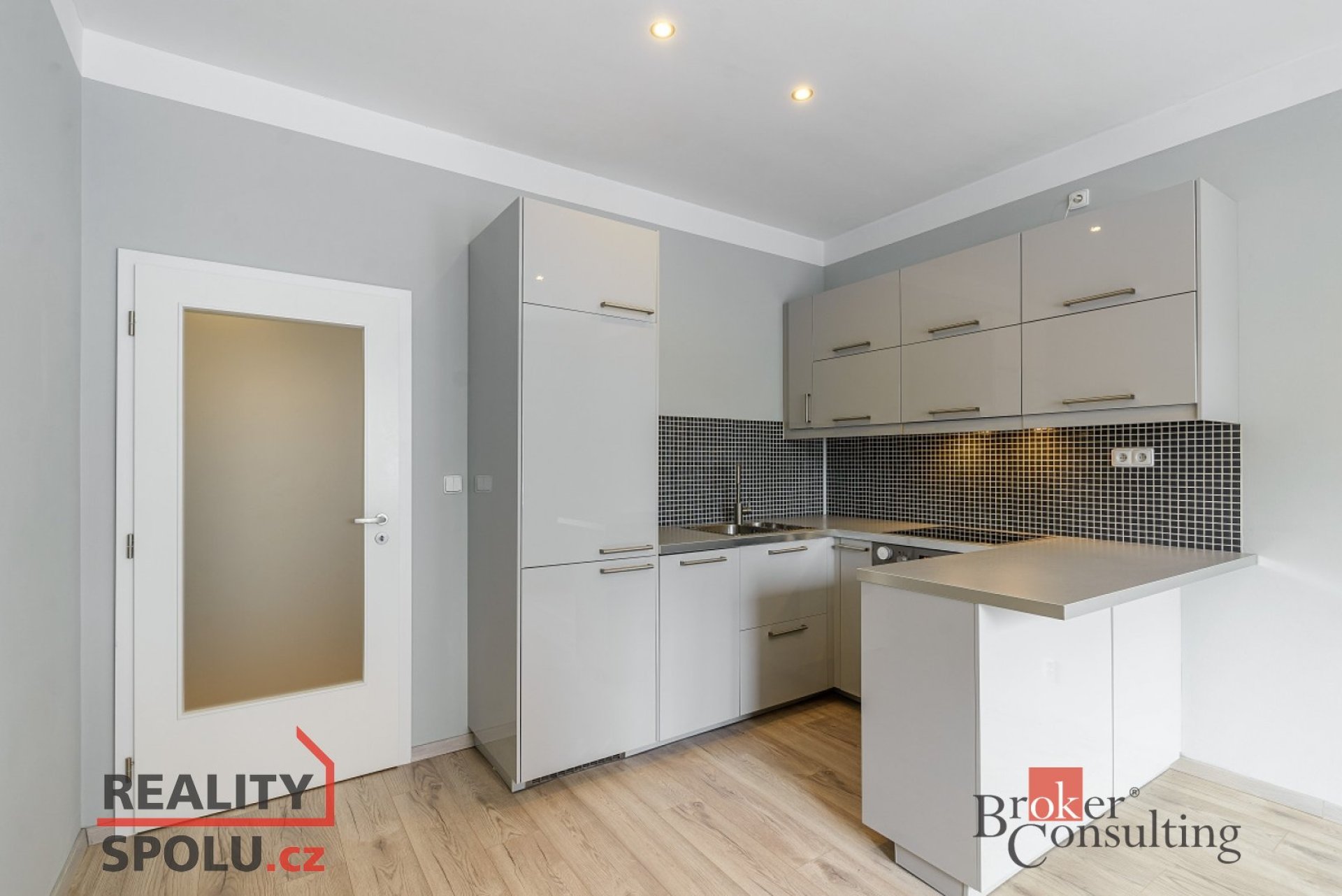 Pronájem, byty/2+kk, 40 m2, Dvorecké náměstí 597/2, Podolí, 14700 Praha 4 [ID 86623]