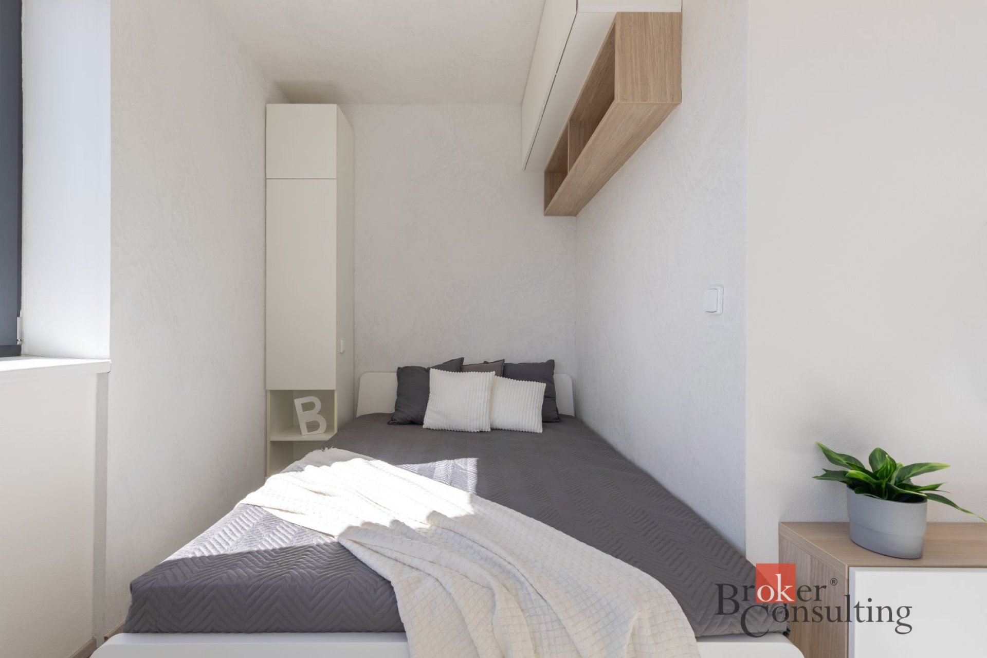 Pronájem bytu 1+kk s balkónem a parkováním v blízkosti zeleně