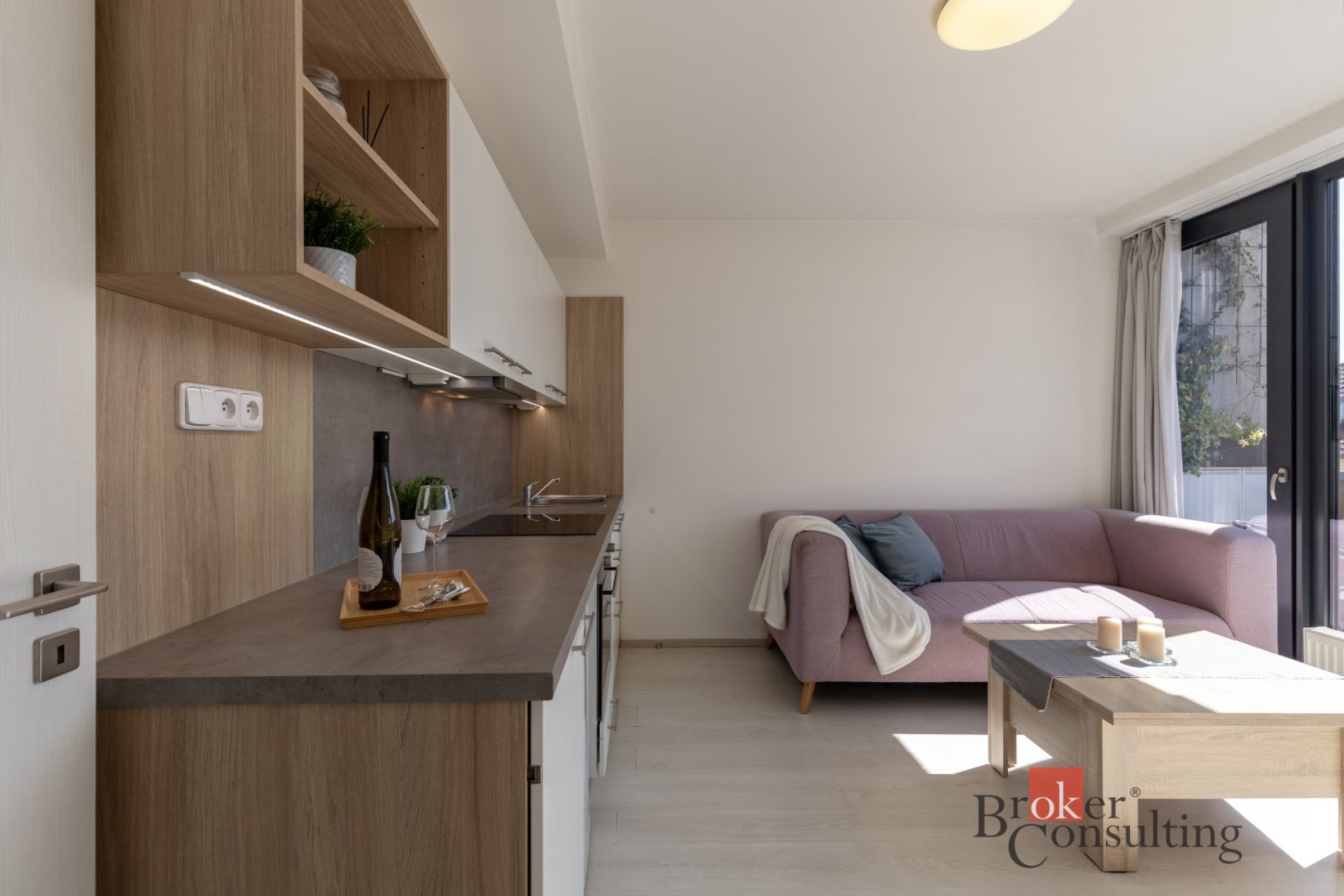 Pronájem bytu 1+kk s balkónem a parkováním v blízkosti zeleně