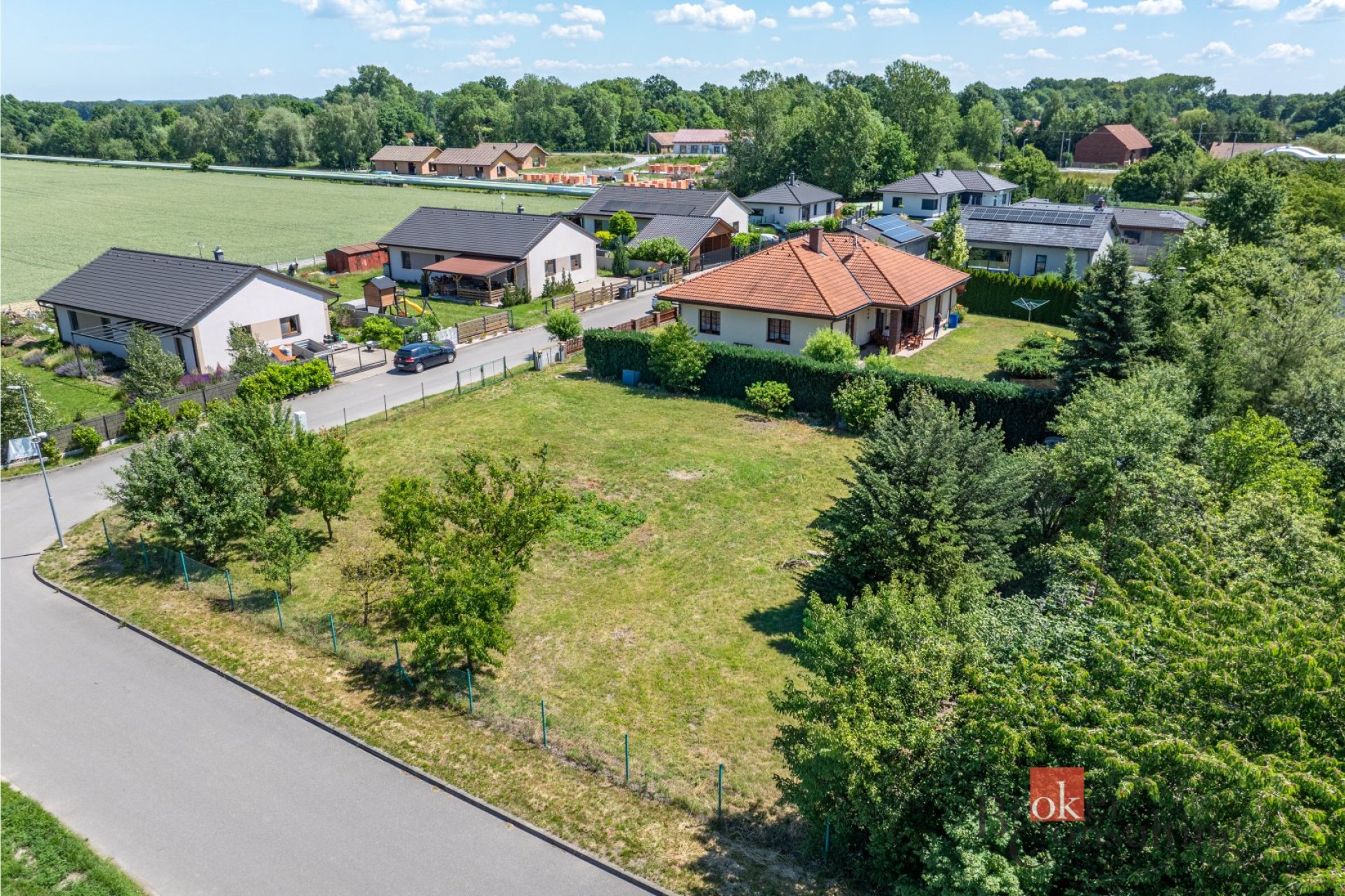Klidné bydlení mezi městy – zasíťovaný pozemek v Hrobicích