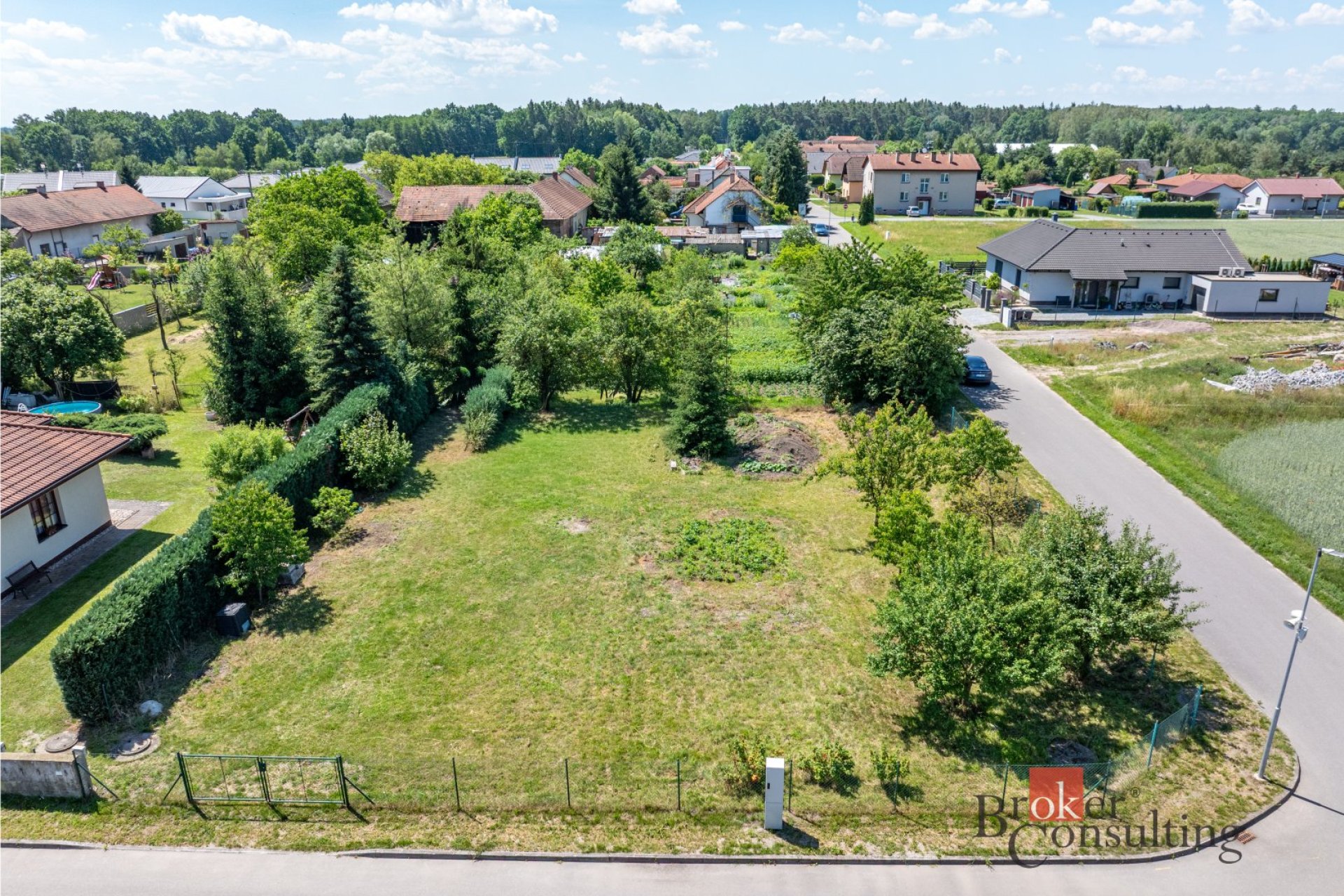 Klidné bydlení mezi městy – zasíťovaný pozemek v Hrobicích