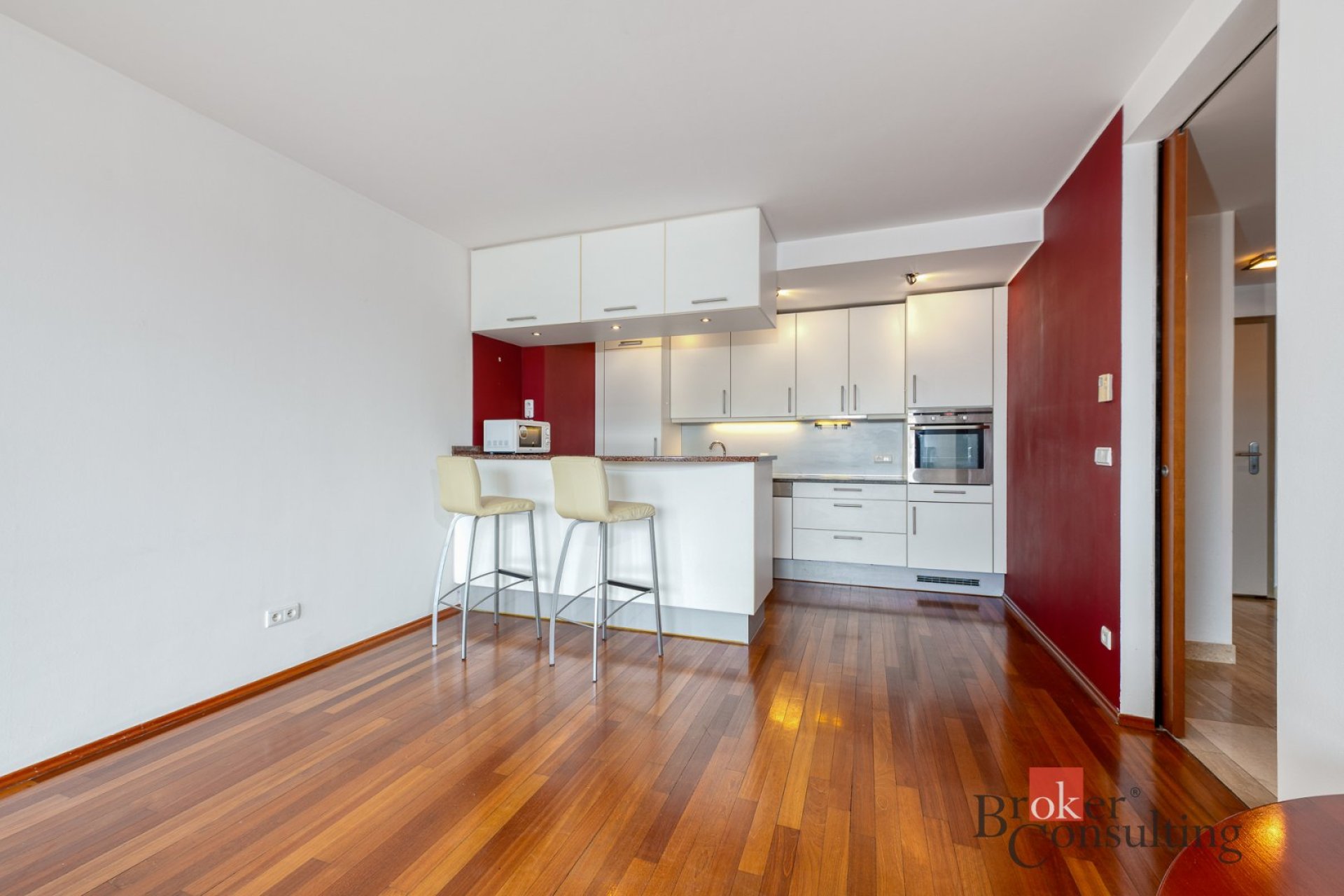 Pronájem prostorného bytu 2+kk se dvěma balkony a garážovým stáním, Praha 9 – Vysočany