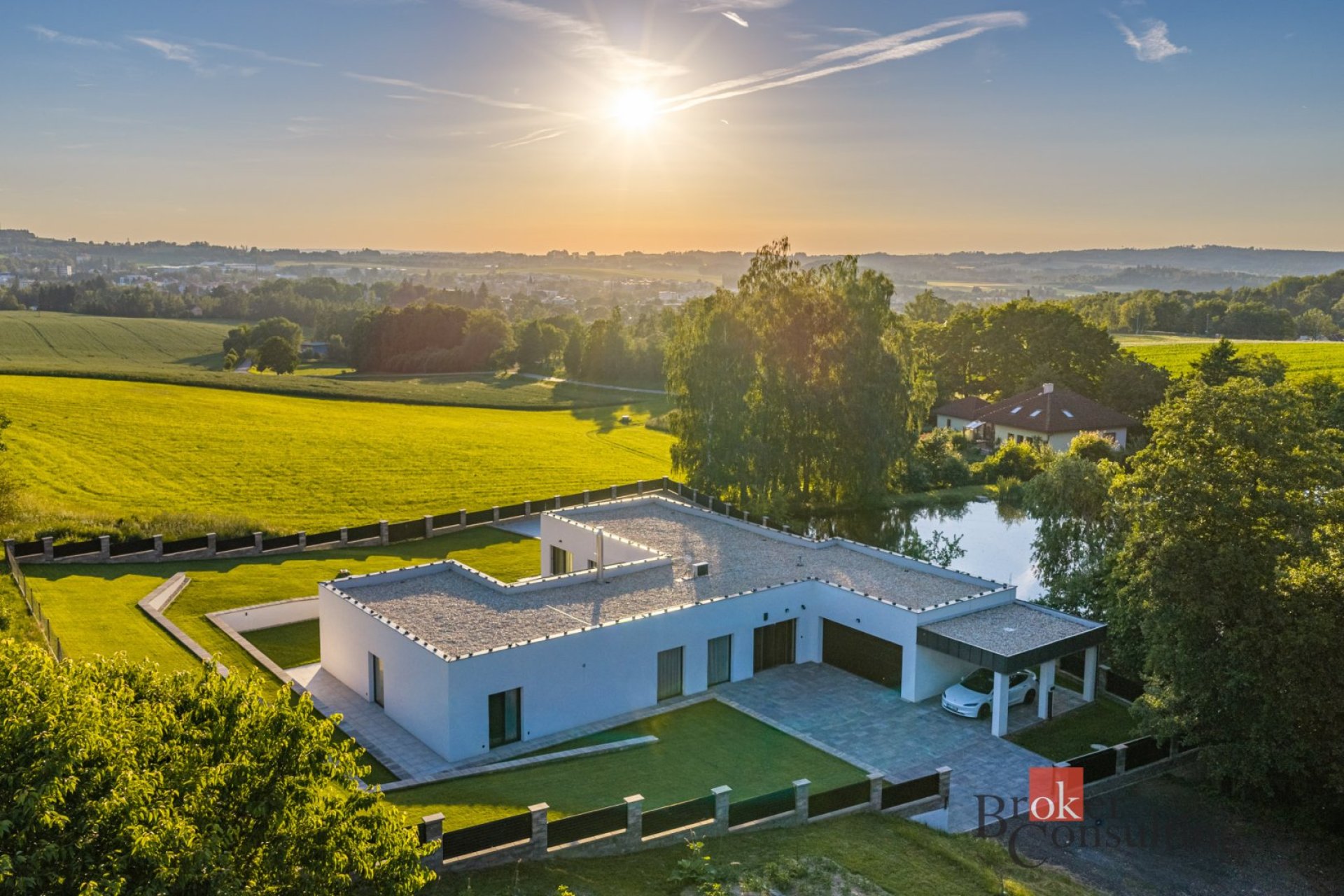 Moderní vila 5+kk s bazénem, saunou a výhledem do krajiny