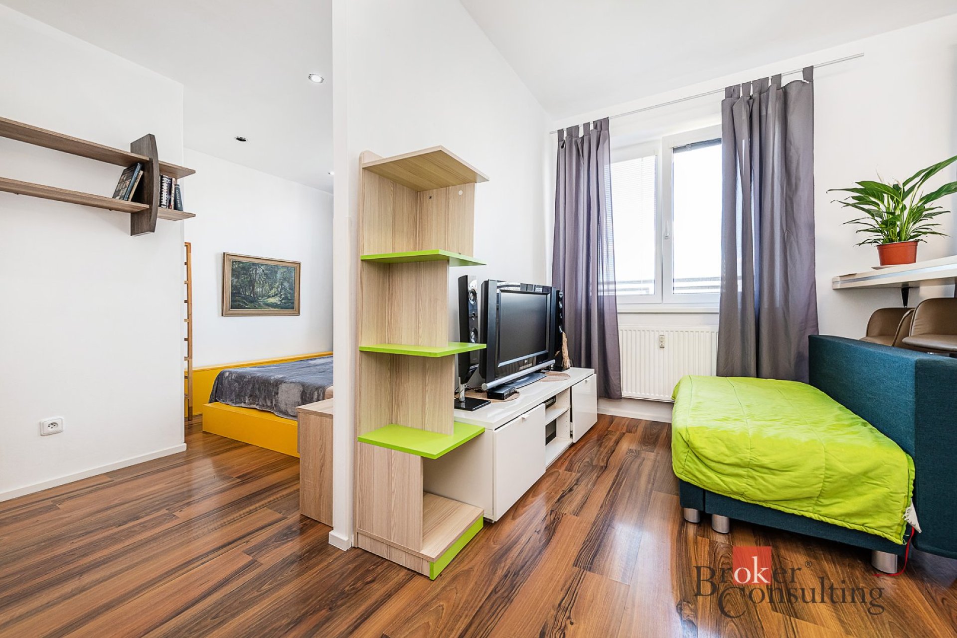 Pronájem krásného, kompletně vybaveného bytu 2+kk s balkonem, 40 m² – Praha, ul. V koutě