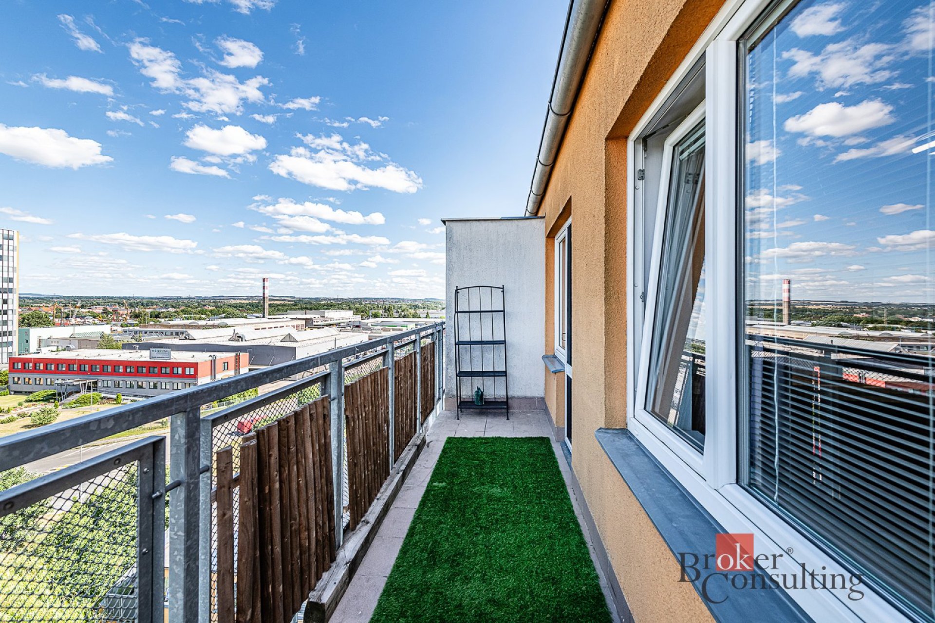 Pronájem krásného, kompletně vybaveného bytu 2+kk s balkonem, 40 m² – Praha, ul. V koutě