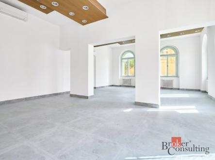Prodej komerčního objektu, administrativní budova, 750 m²