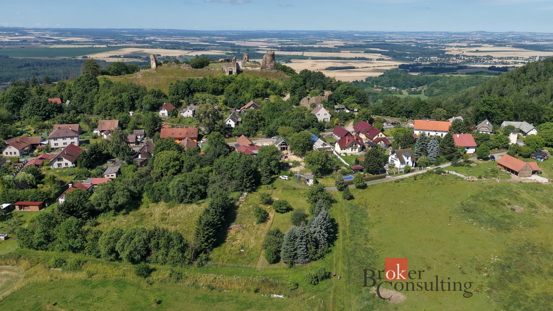 Rodinný dům s možností dvou bytových jednotek a samostatným stavebním pozemkem v Podhradí u Třemošni